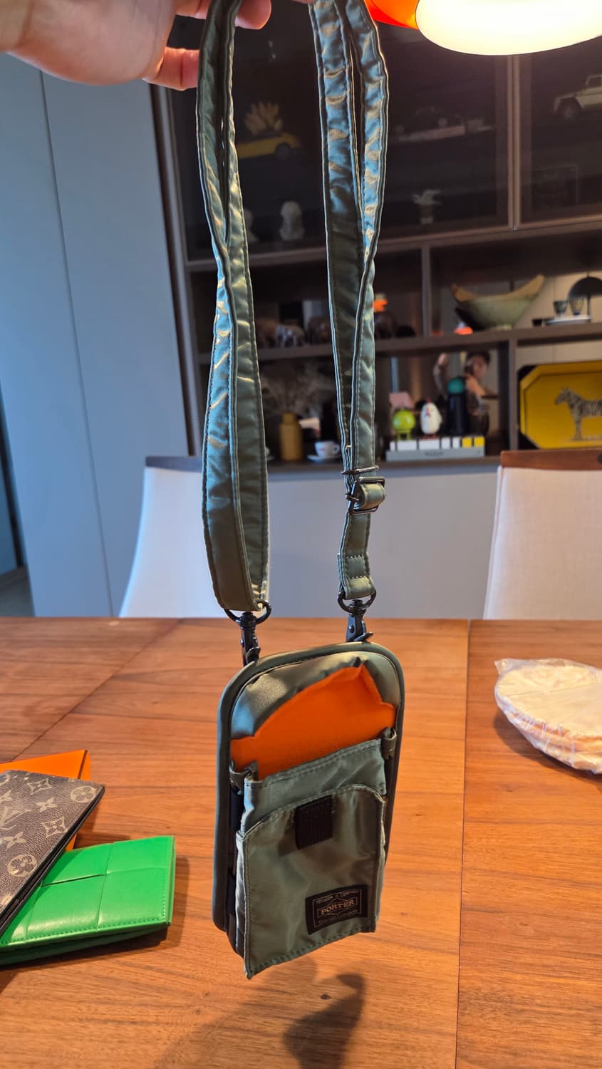 요시다포터 핸드폰백팝니자. 상품이미지2