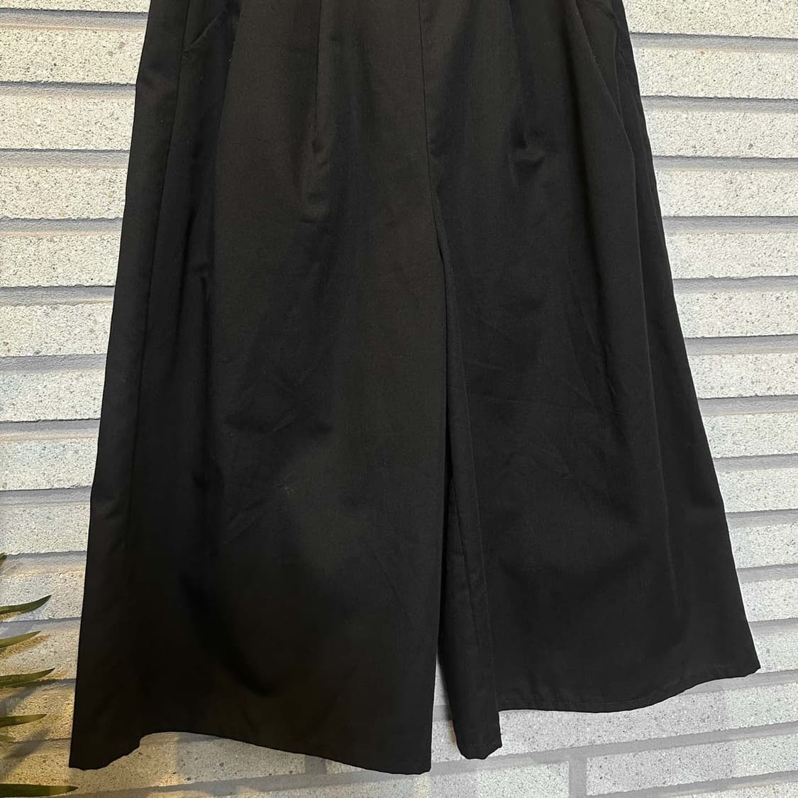 HARE 하레 투턱 와이드 버뮤다 팬츠 사이드지퍼 디테일 블랙 상품이미지4