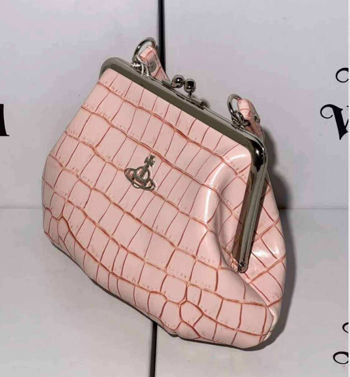 비비안웨스트우드 아카이브 핑크 레더 orb 은장 핸드 체인 크로스백 상품이미지2