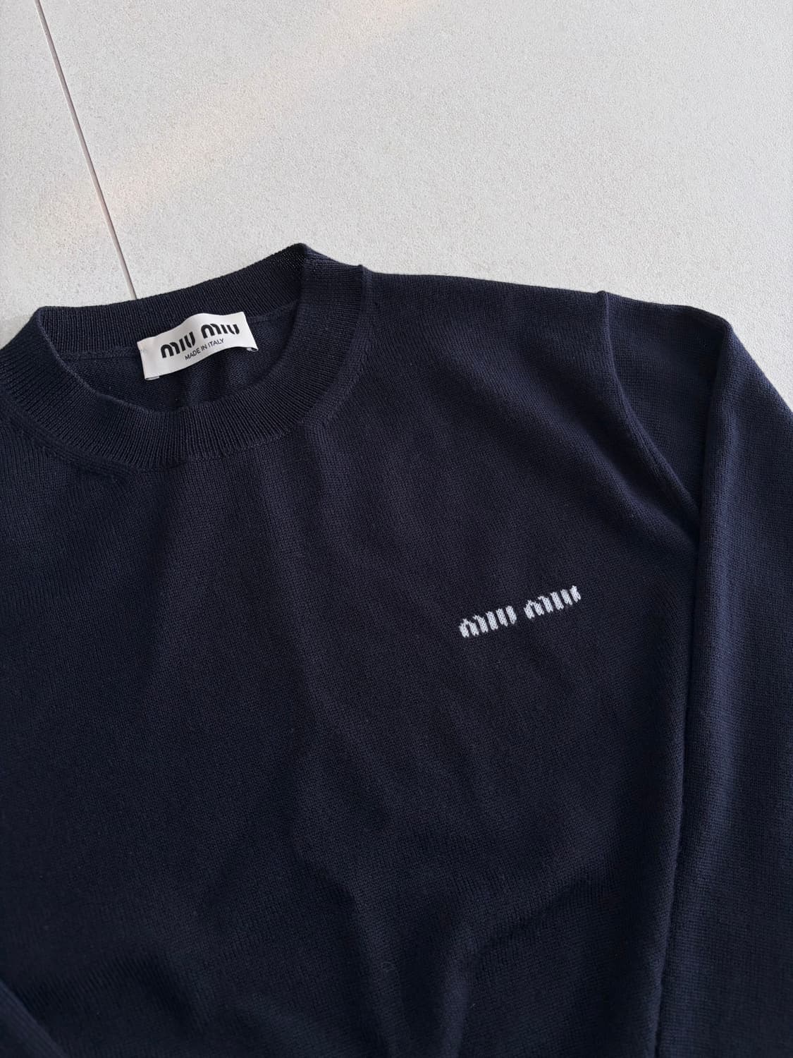 미우미우 네이비 크롭 울 스웨터 상품이미지4