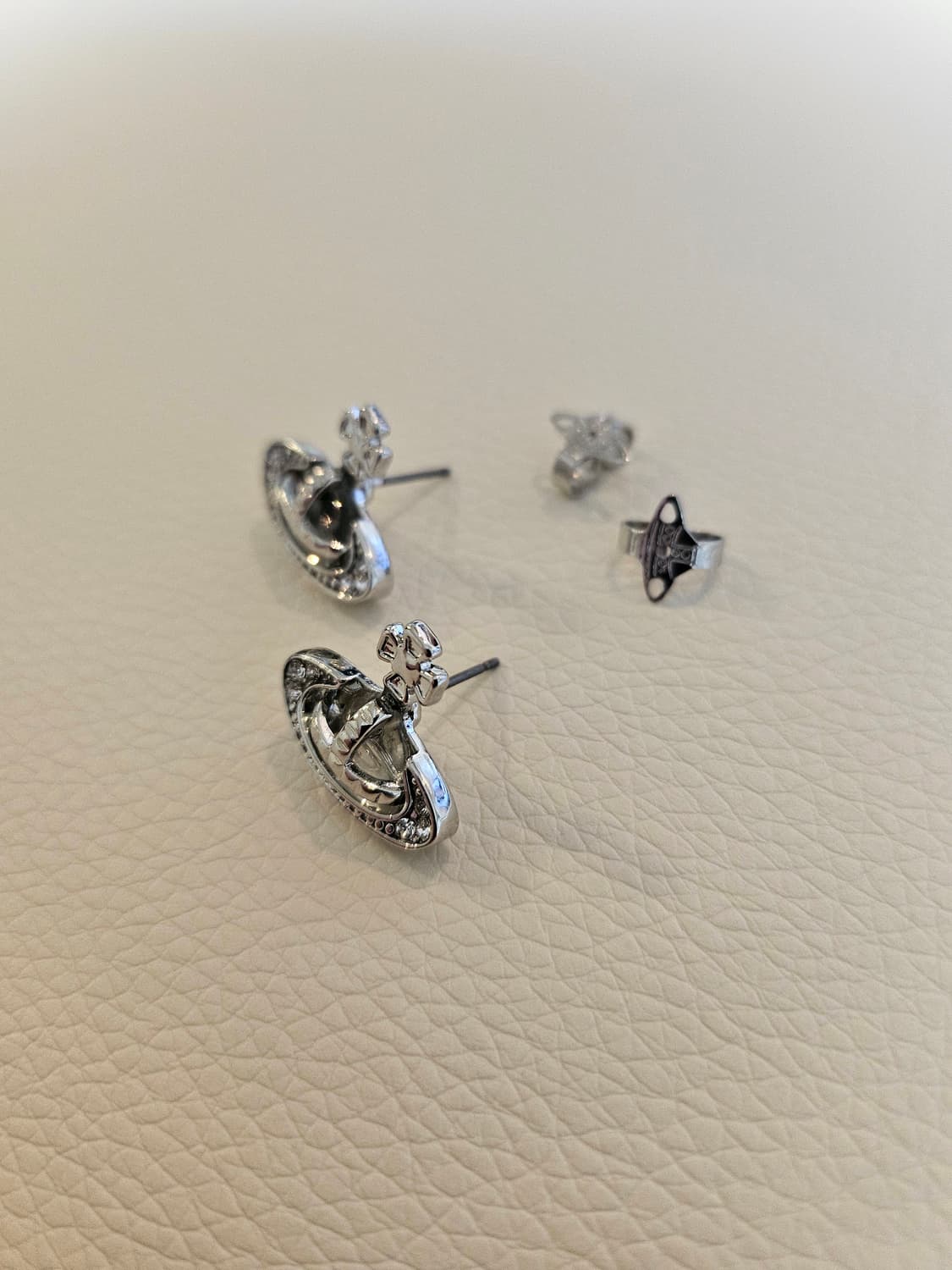 비비안웨스트우드 업사이클링 크리스탈 은장 귀걸이 상품이미지4