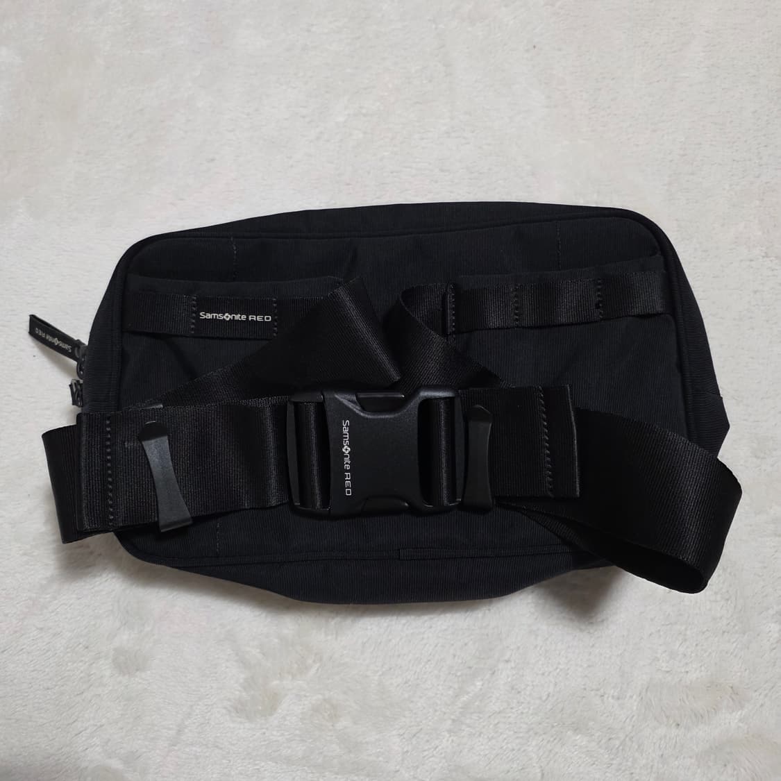 쌤소나이트 레드 블랙 힙색 슬링백 상품이미지2