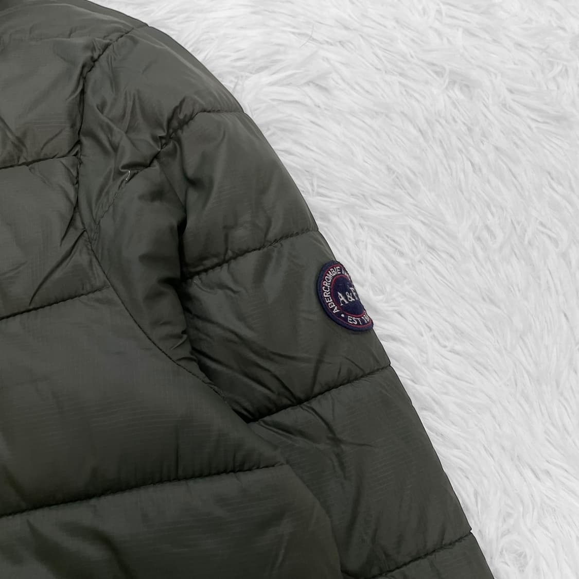아베크롬비와펜 패치 퀄팅 경량 후드 패딩 카키 상품이미지4