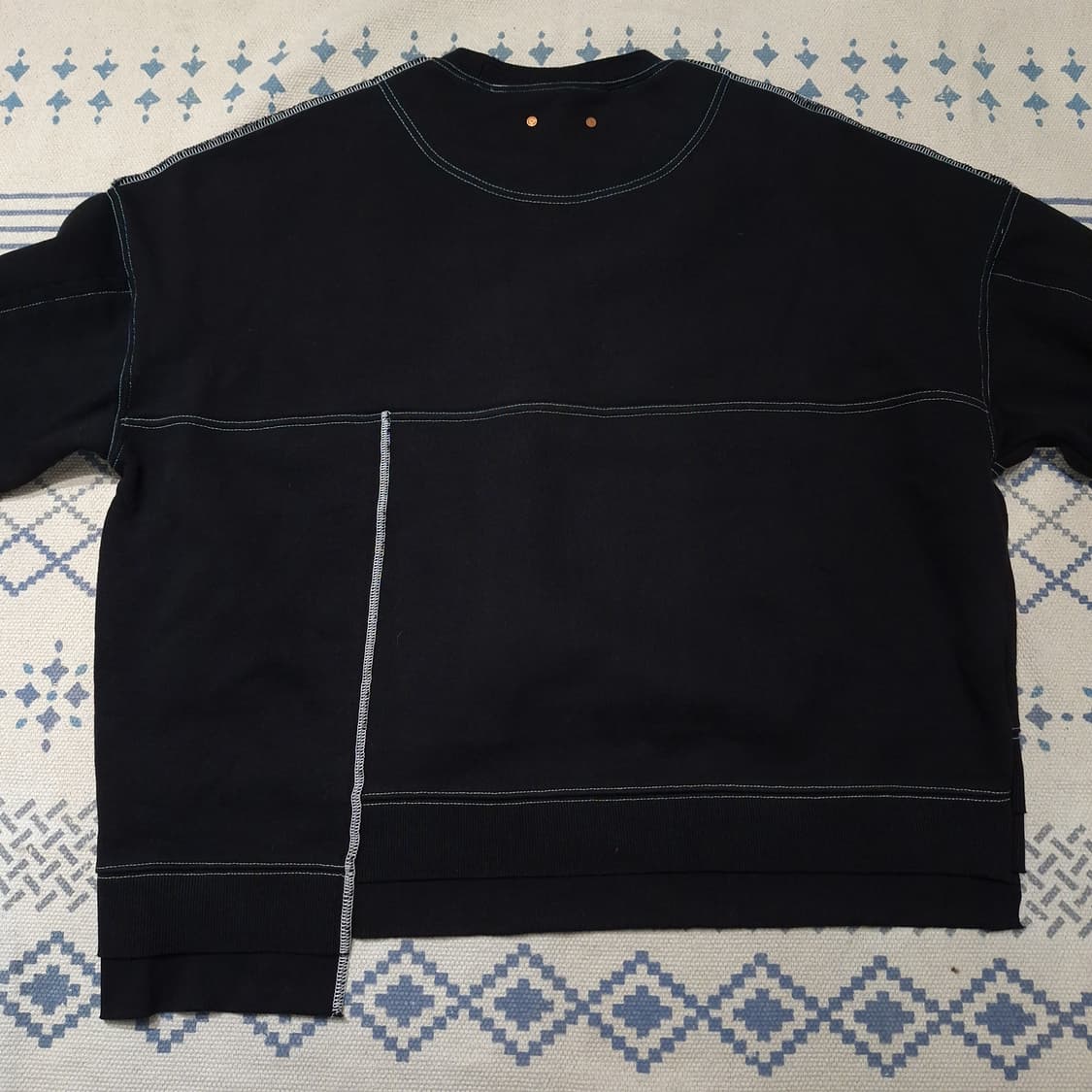 앤더슨벨 블랙 화이트 레이어드 언발란스 스트릿 기모 맨투맨 상품이미지10