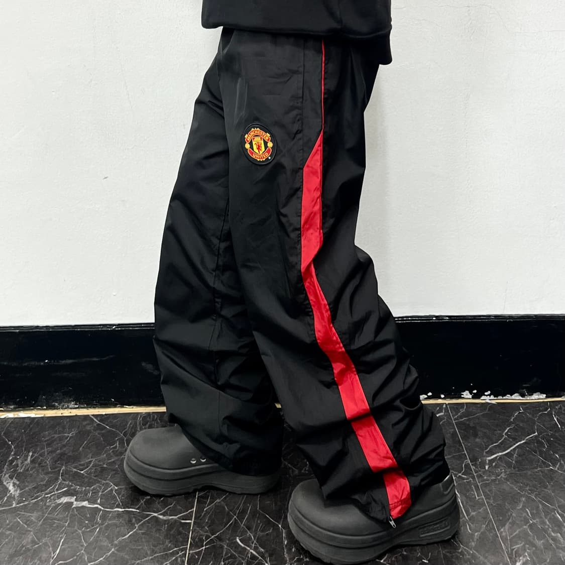 맨체스터 유나이티드 엠블럼 와이드 트랙팬츠 상품이미지1