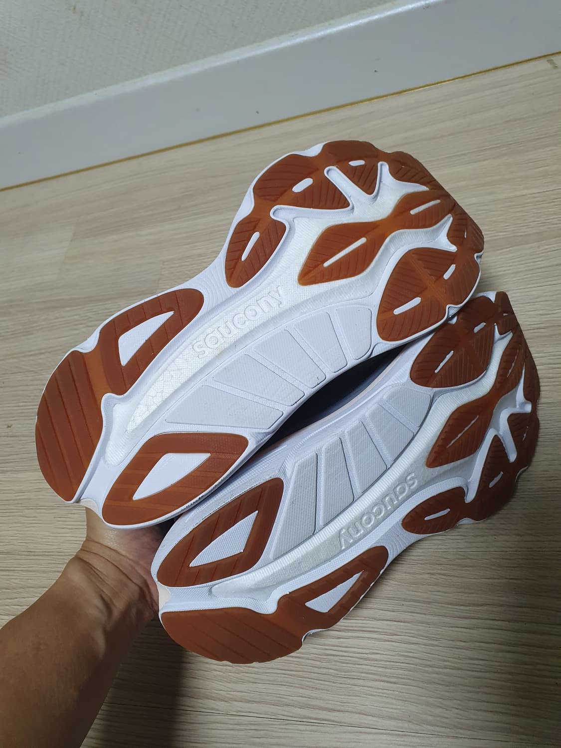 써코니 허리케인 24 러닝화 240 상품이미지7