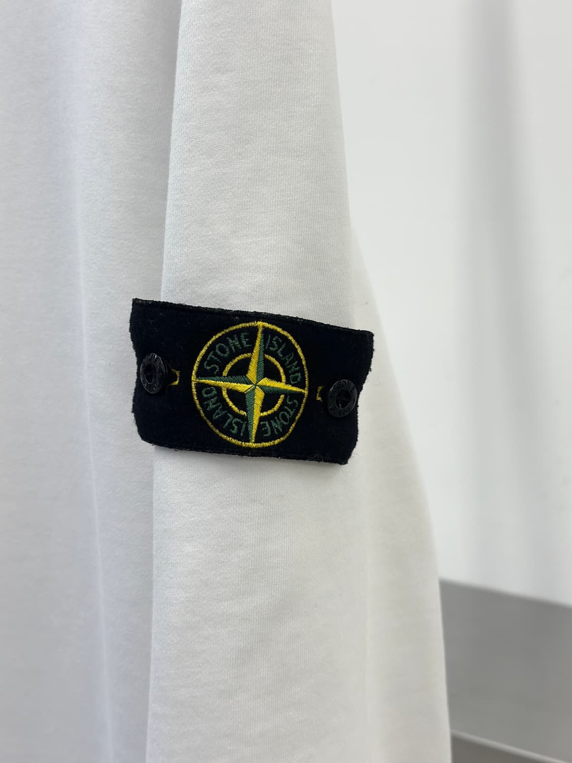 스톤아일랜드 와펜 화이트 맨투맨  상품이미지4