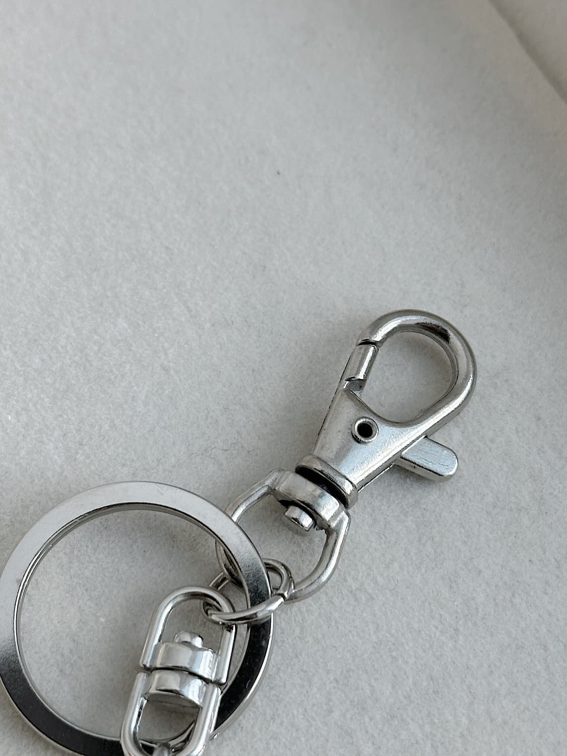 프라다 화이트 삼각 팬던트 키링 상품이미지3