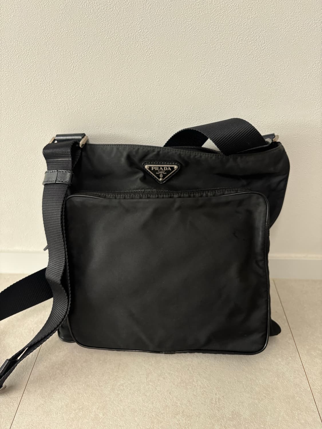 프라다 블랙 나일론 크로스백 상품이미지1