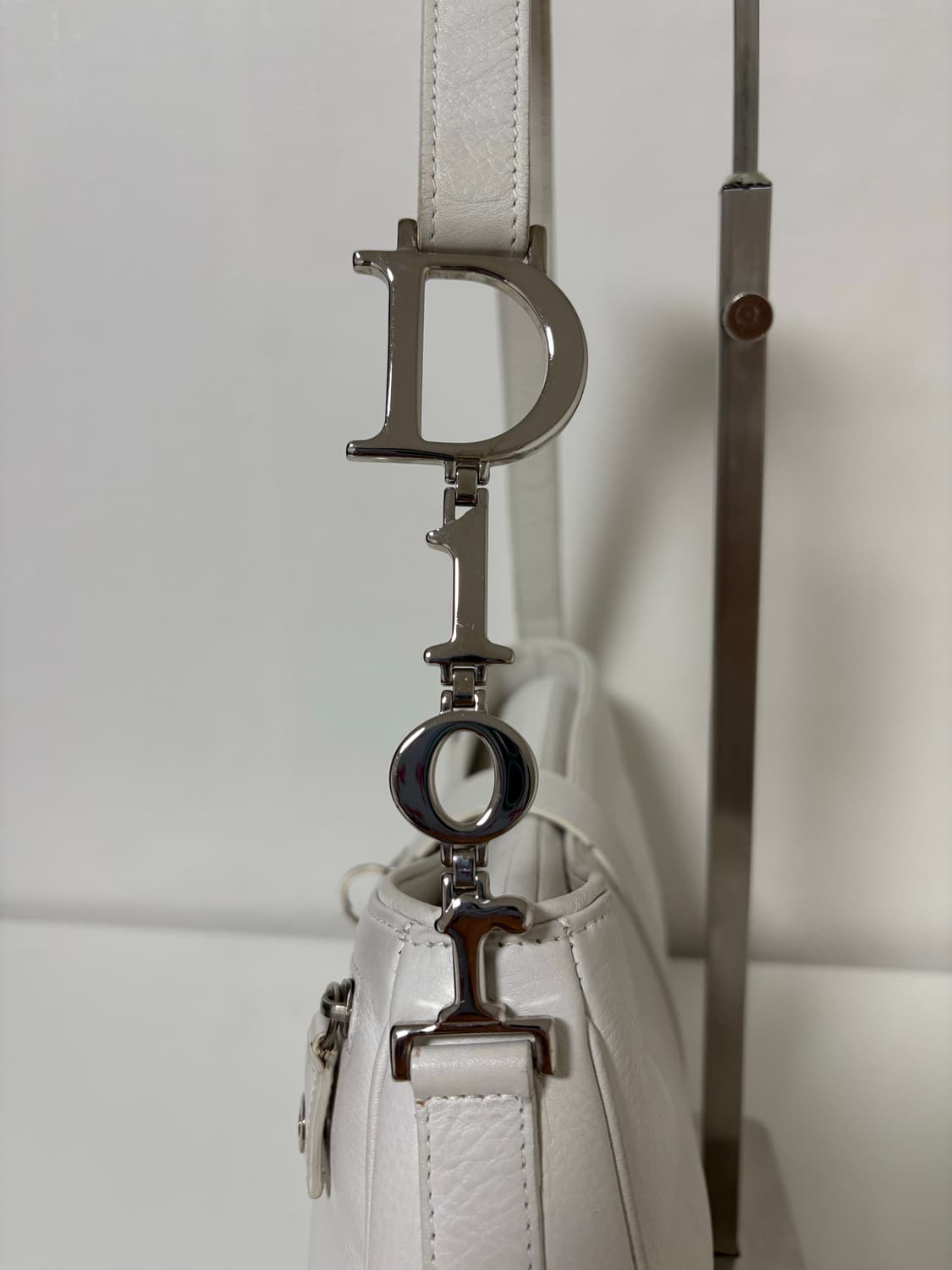 디올 디링 새들백 레더화이트 상품이미지5