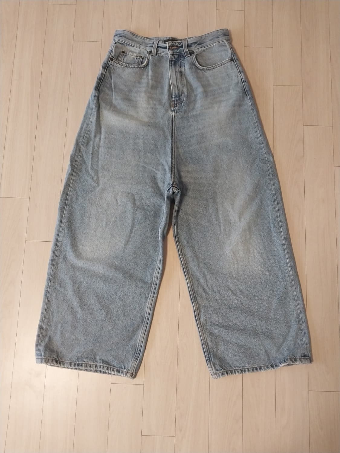 발렌시아가 라지 배기핏 논코티드 데님 팬츠 연청 상품이미지1