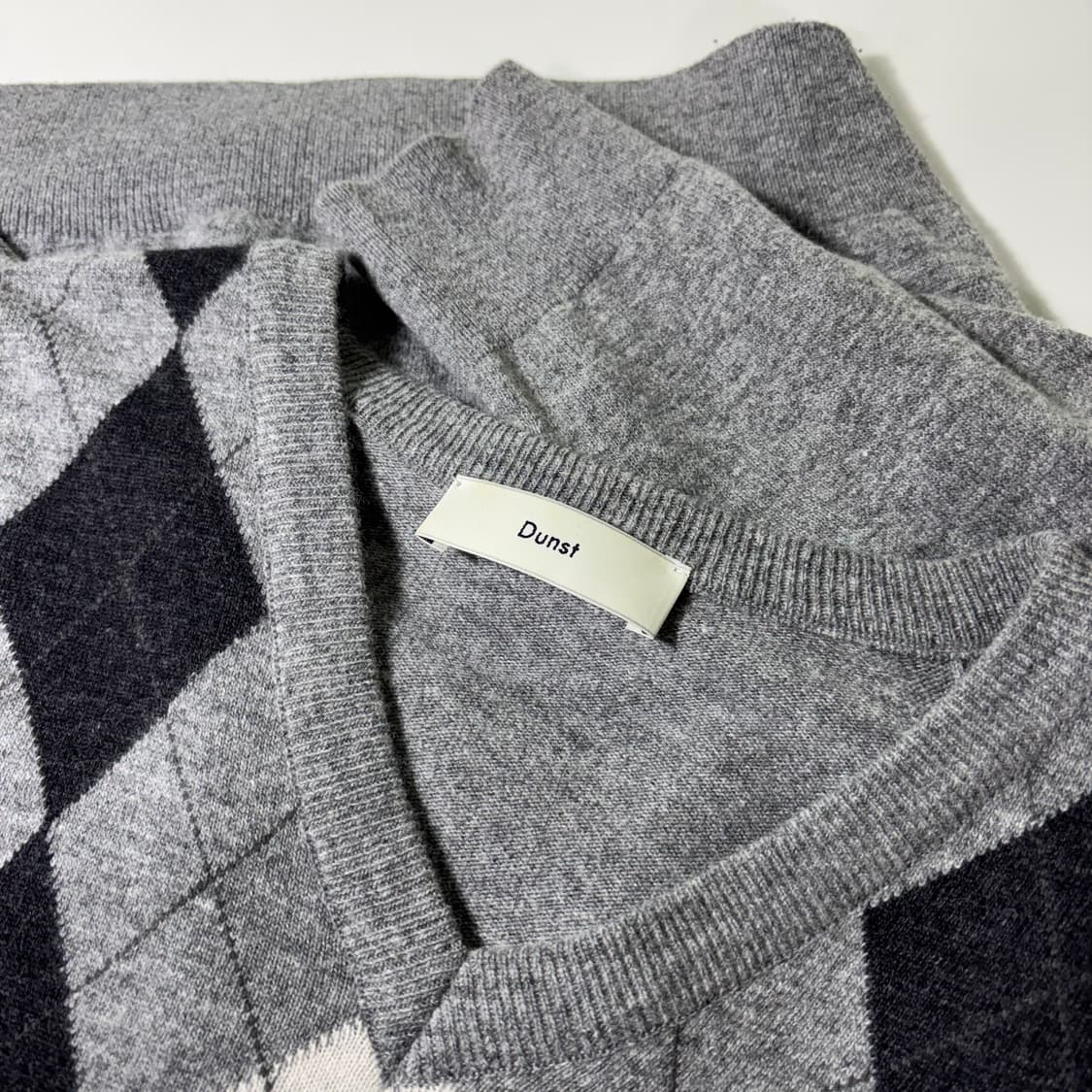 S 던스트 DUNST 그레이 아가일 브이넥니트 상품이미지3