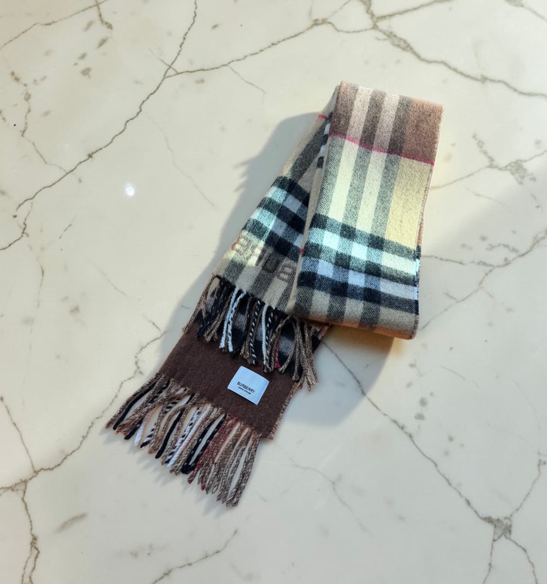 버버리 콘트라스트 체크 로고 캐시미어 머플러 상품이미지7