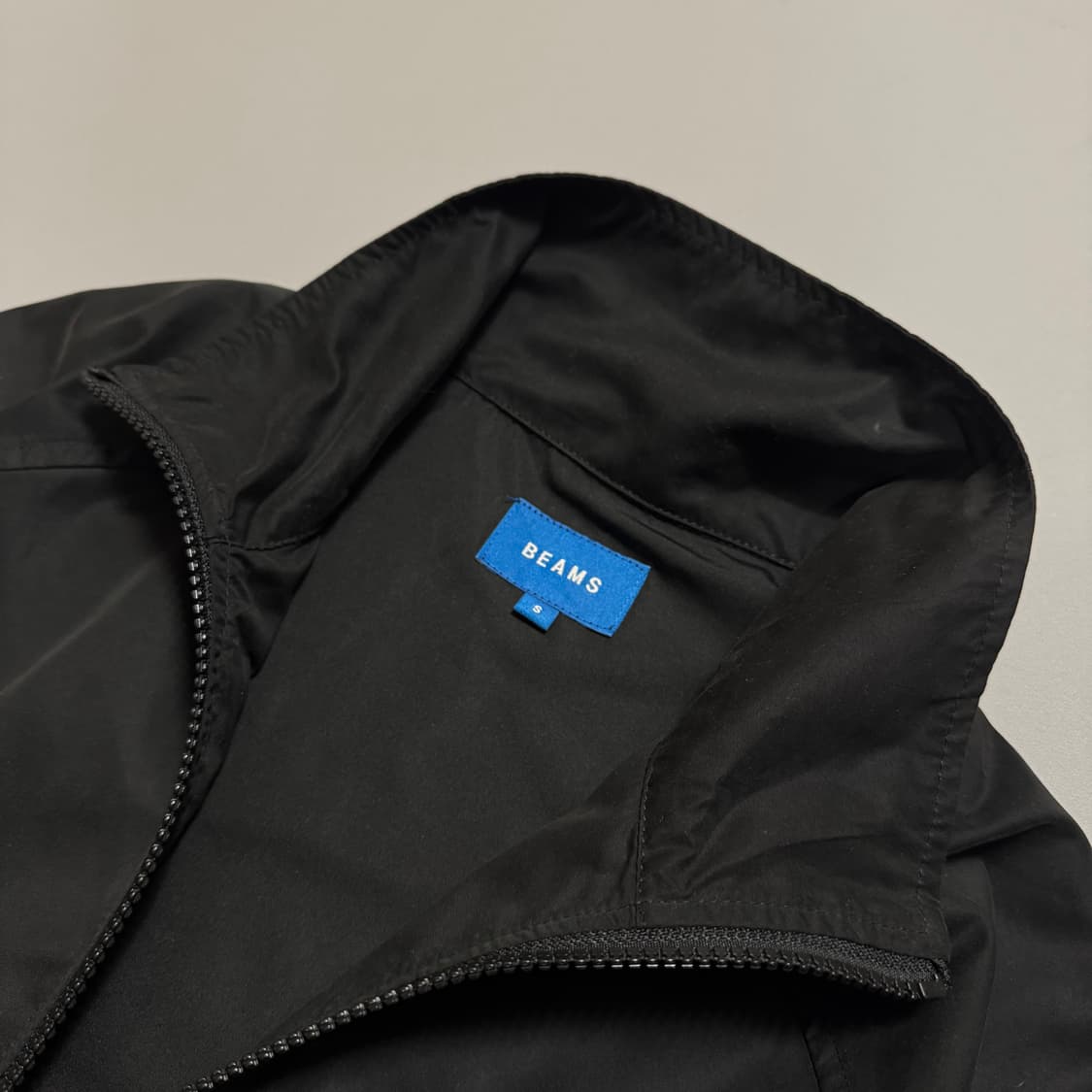 빔즈(BEAMS) 블랙컬러 폴리에스터 더블 집업 하이넥 테크 윈드브레이커 상품이미지3