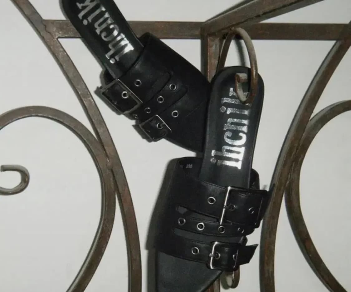 이크닉 구두 907 three belted heels / black 상품이미지1