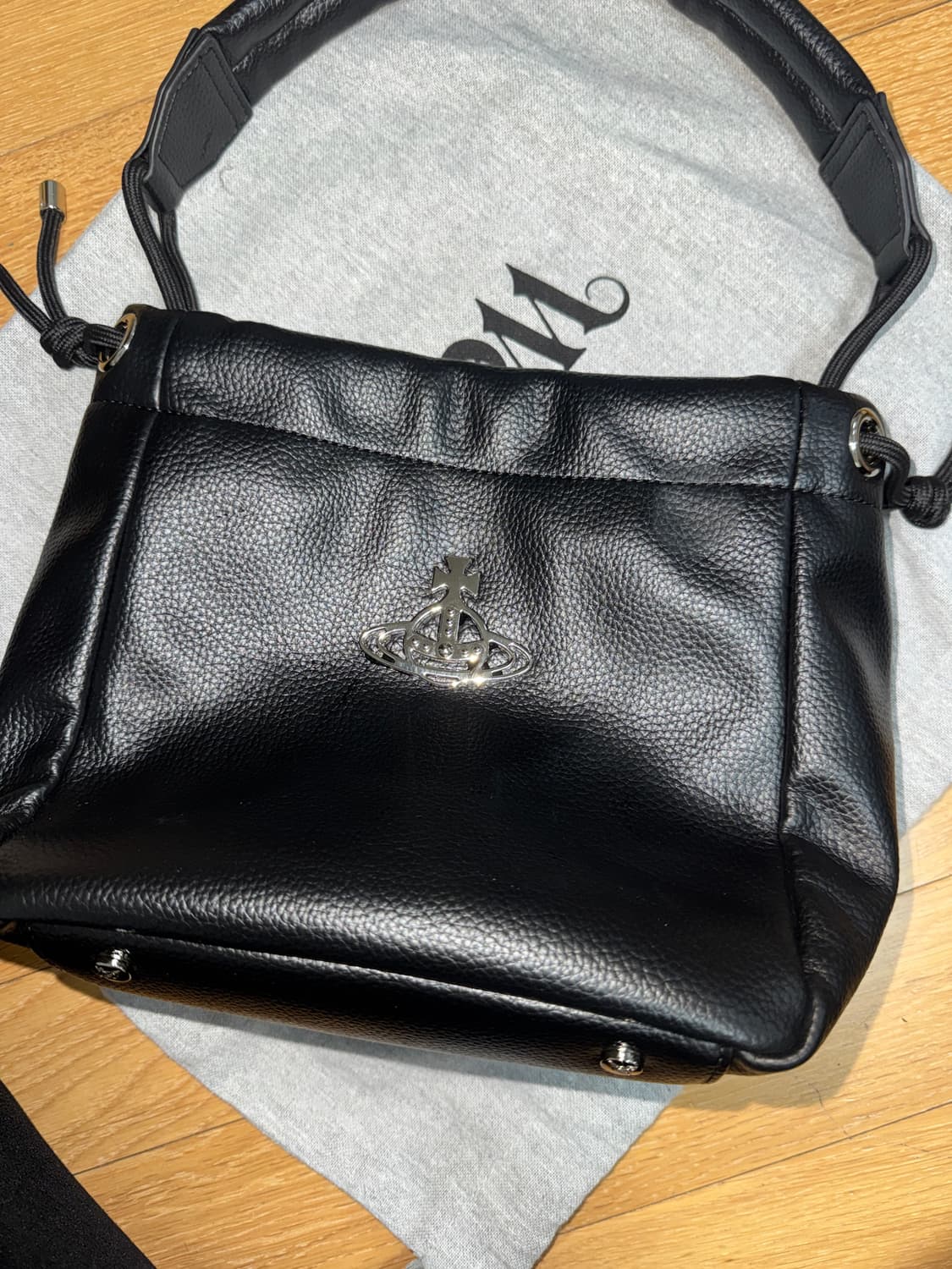 Vivian Westwood 비비안 웨스트우드 힐러리 스몰 버킷백 블랙 상품이미지1