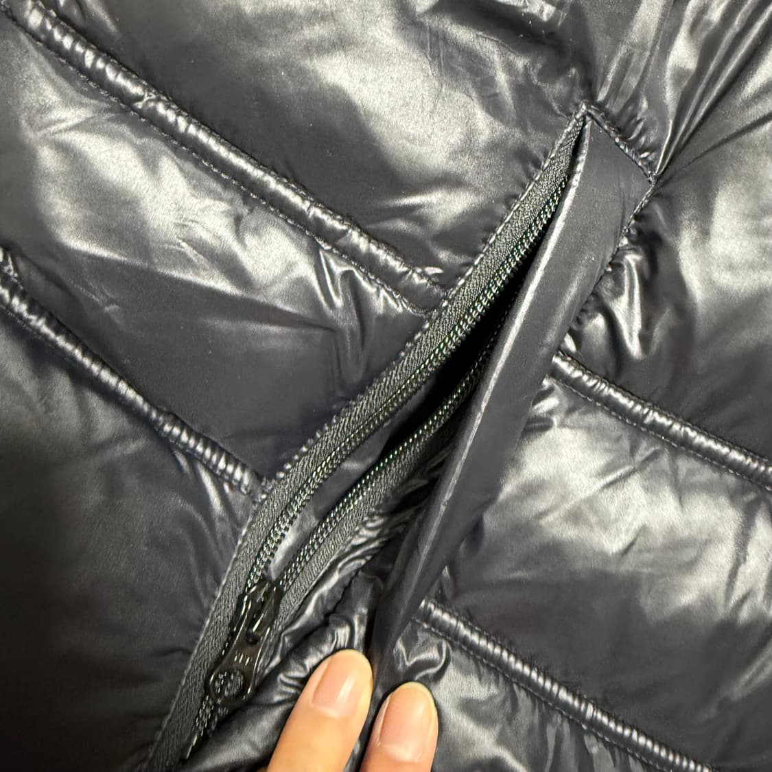 노매뉴얼 TRACK DUCK DOWN VEST - GLOSSY BLACK 상품이미지6