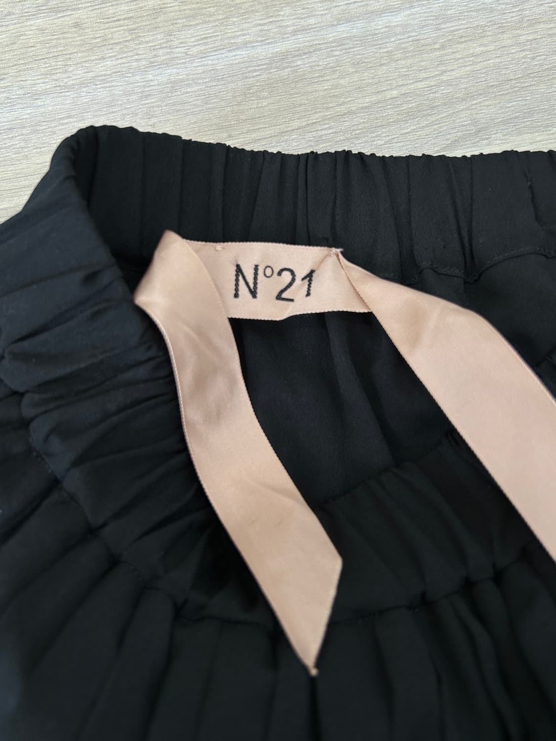 N21 언발란스 플리츠 롱 스커트 블랙 38 여름 상품이미지6
