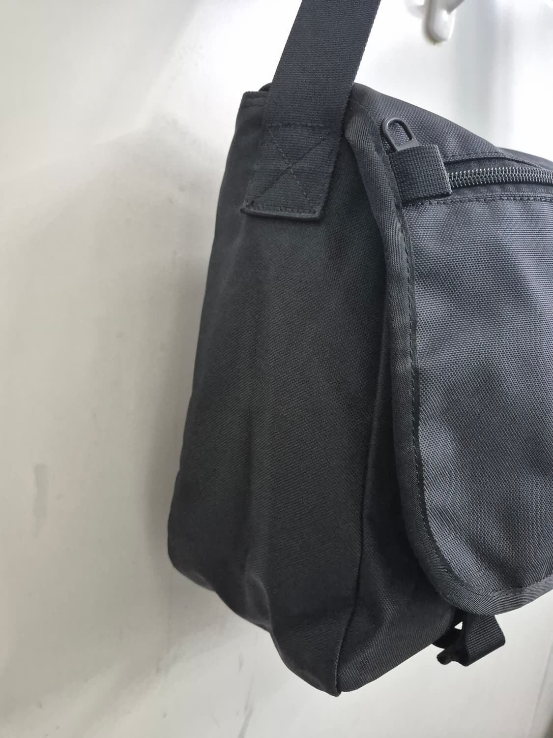 뉴발란스 블랙 메신저백 상품이미지3