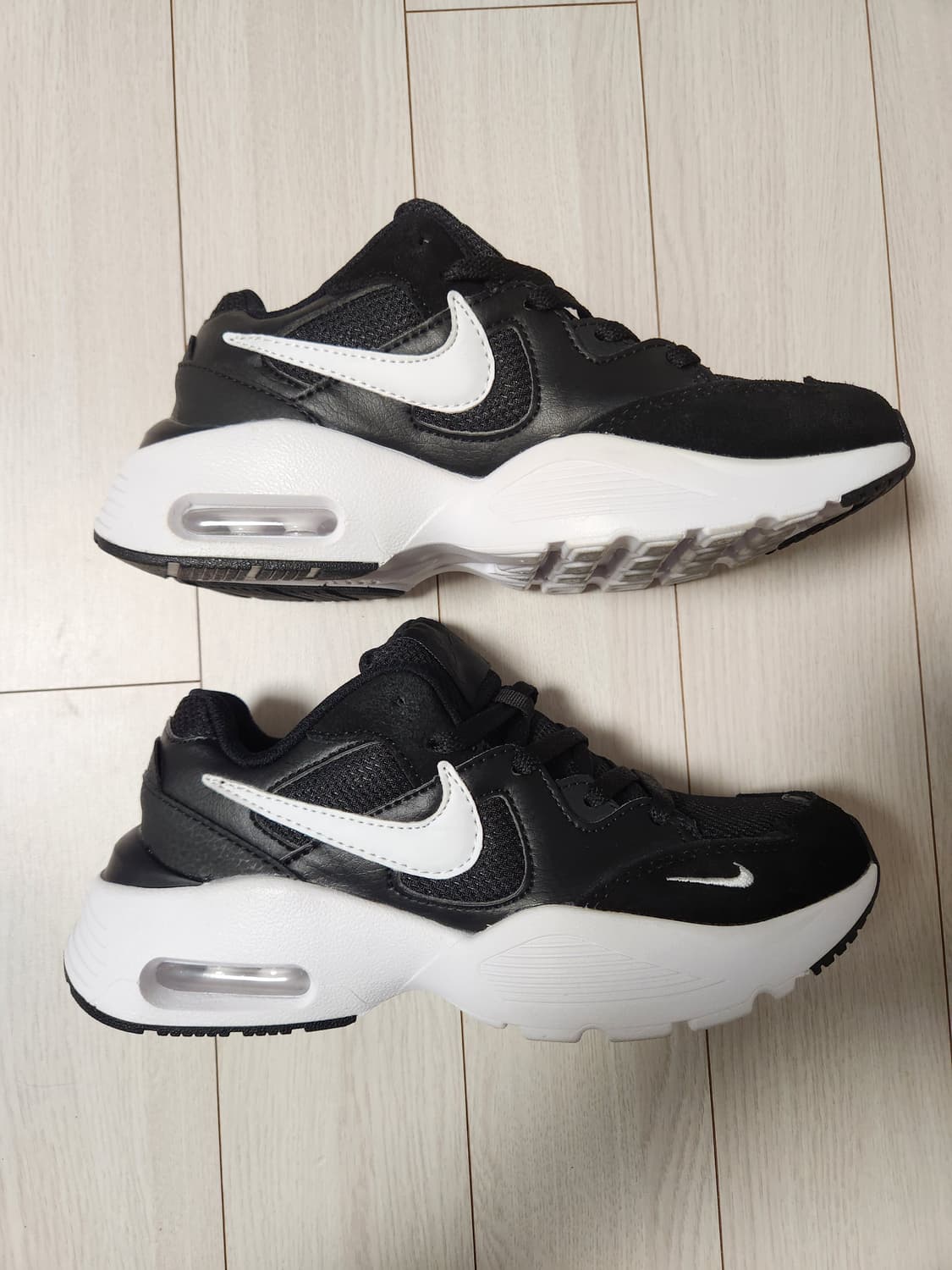 나이키 운동화 우먼스 에어맥스 퓨전 사이즈235

바닥 오염만 있고 새거 상품이미지7