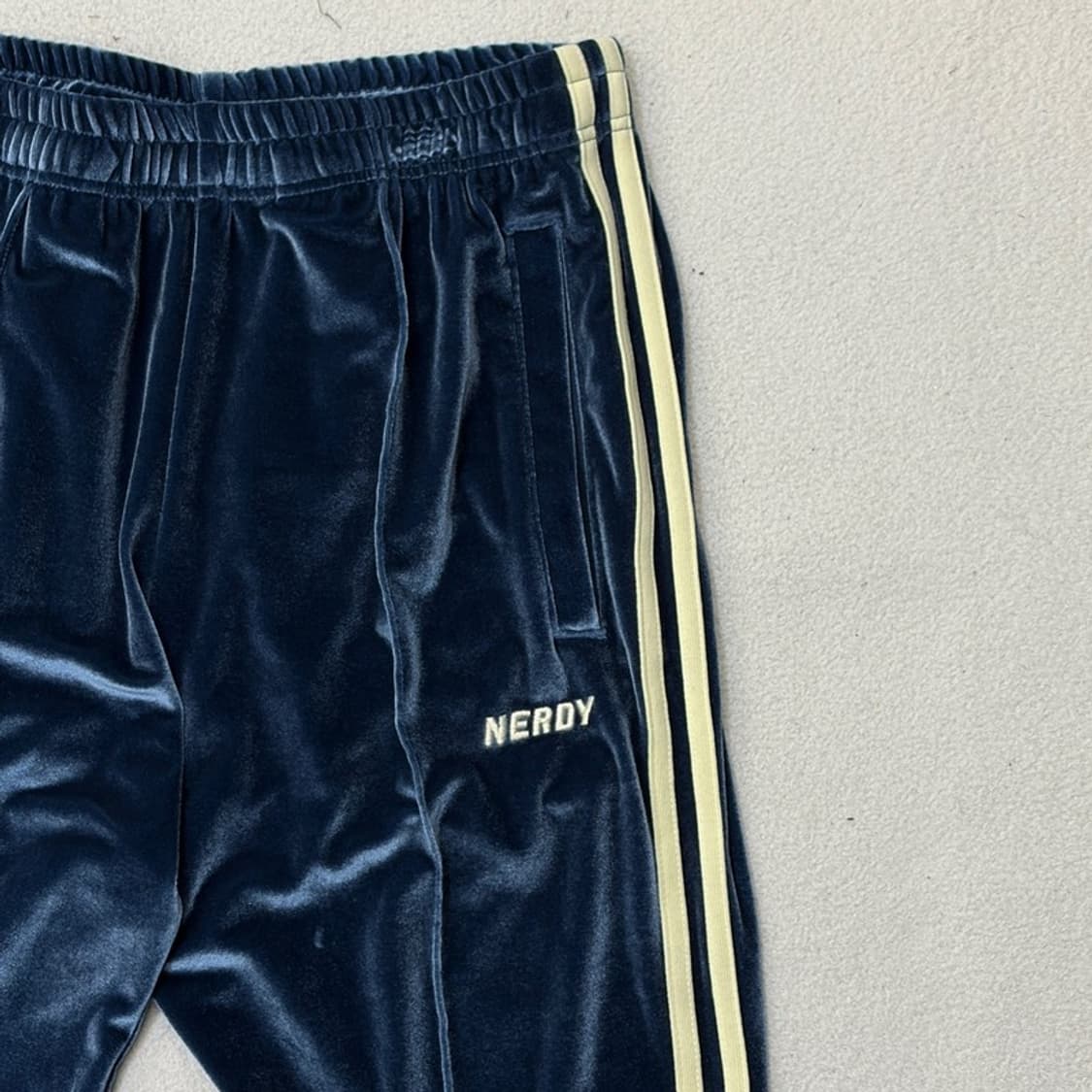 NERDY 네이비 벨벳 트랙팬츠 M 상품이미지3