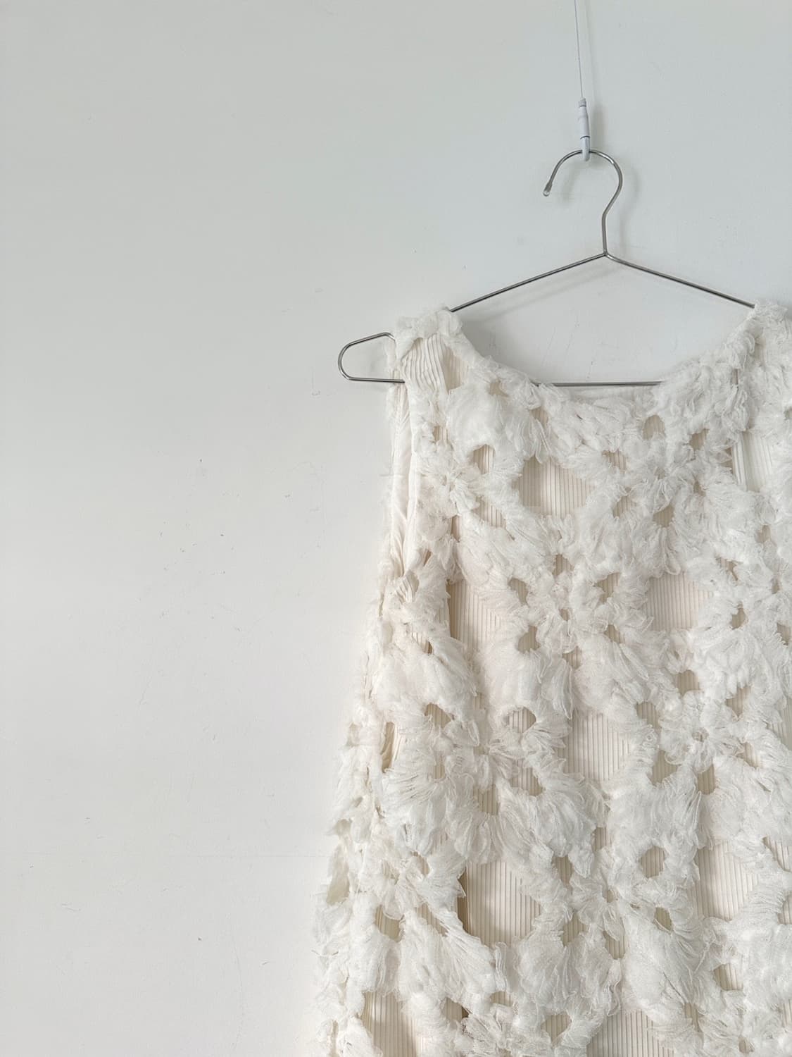 Embroidery rose hole top / ivory 상품이미지4