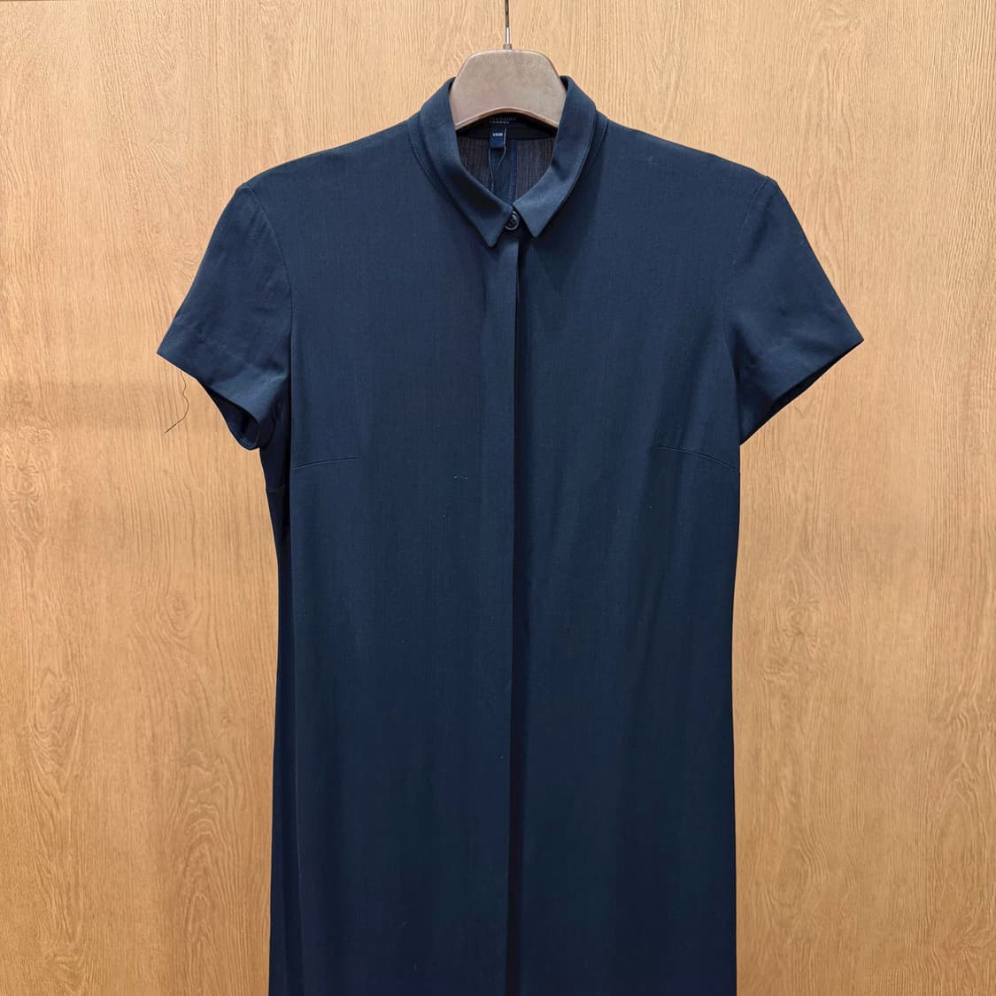 버버리 런던 클래식 셔츠 롱 원피스 히든 버튼 캡 소매 디테일 딥 네이비 상품이미지4