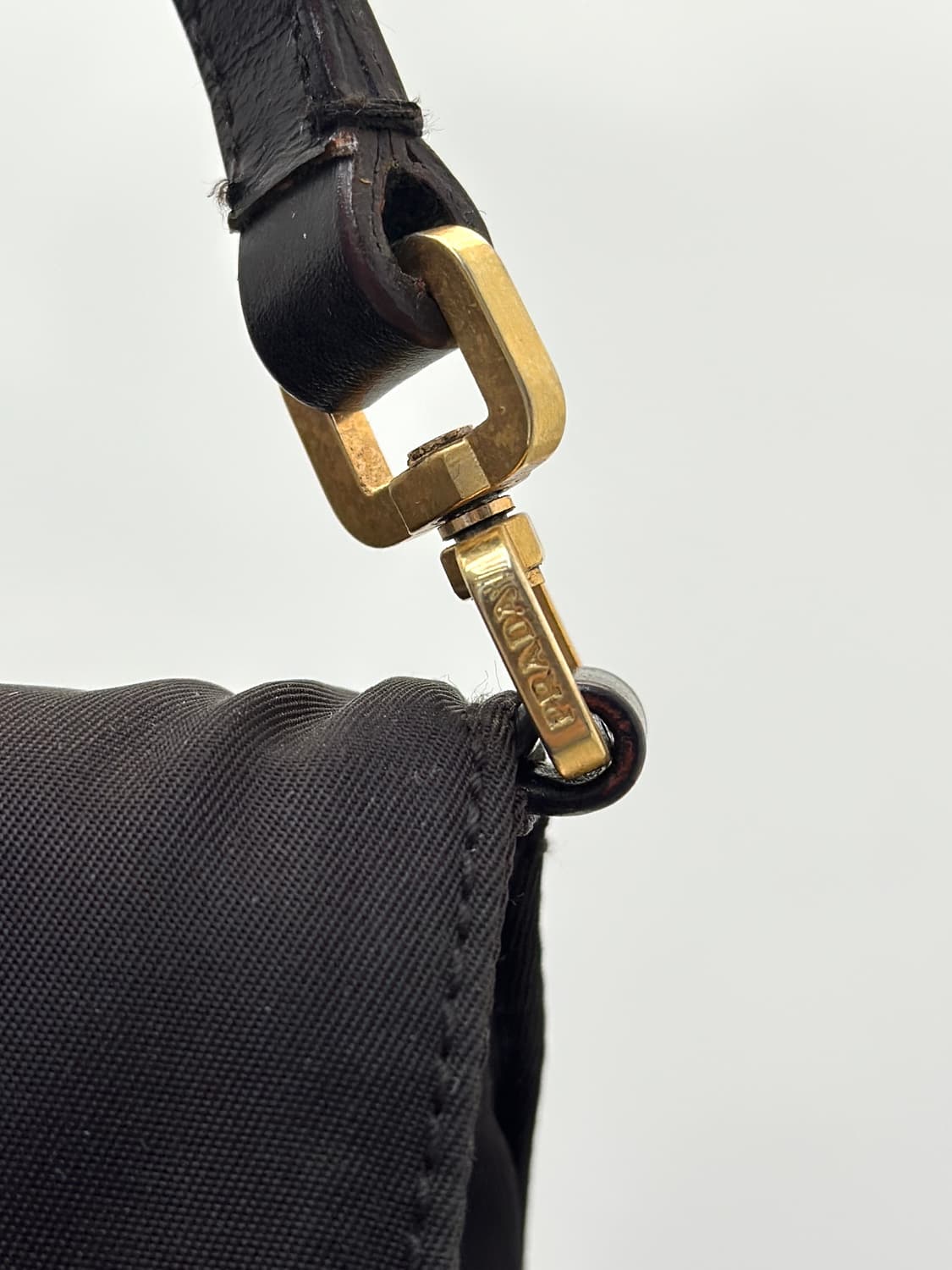 프라다 삼각로고 다크브라운 나일론 플랩 숄더백  상품이미지7