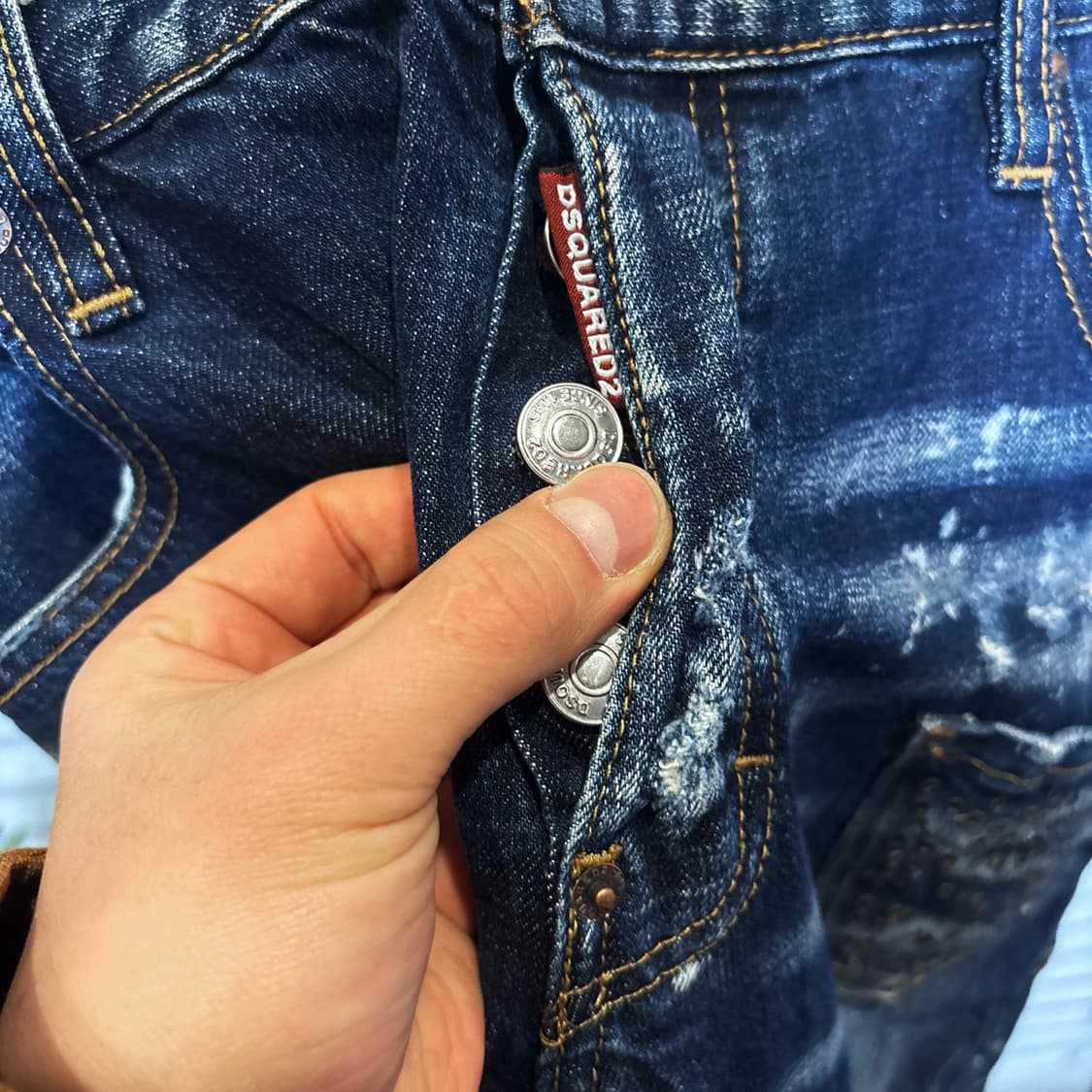 디스퀘어드2 하이 콘트라스트 워싱 데님팬츠 절개패널 페인팅 디테일 상품이미지7