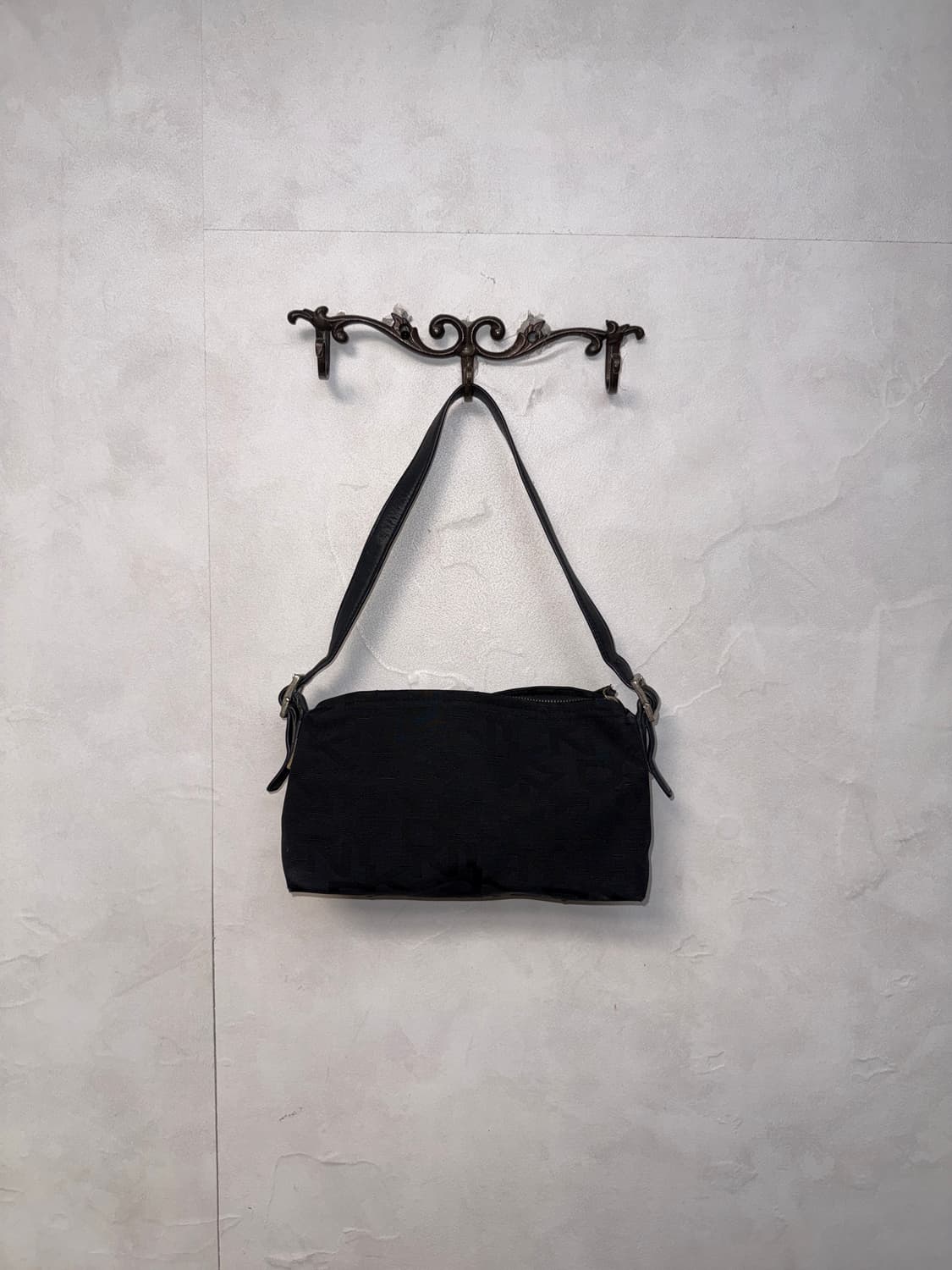 DKNY black jacquard logo shoulder bag 상품이미지4