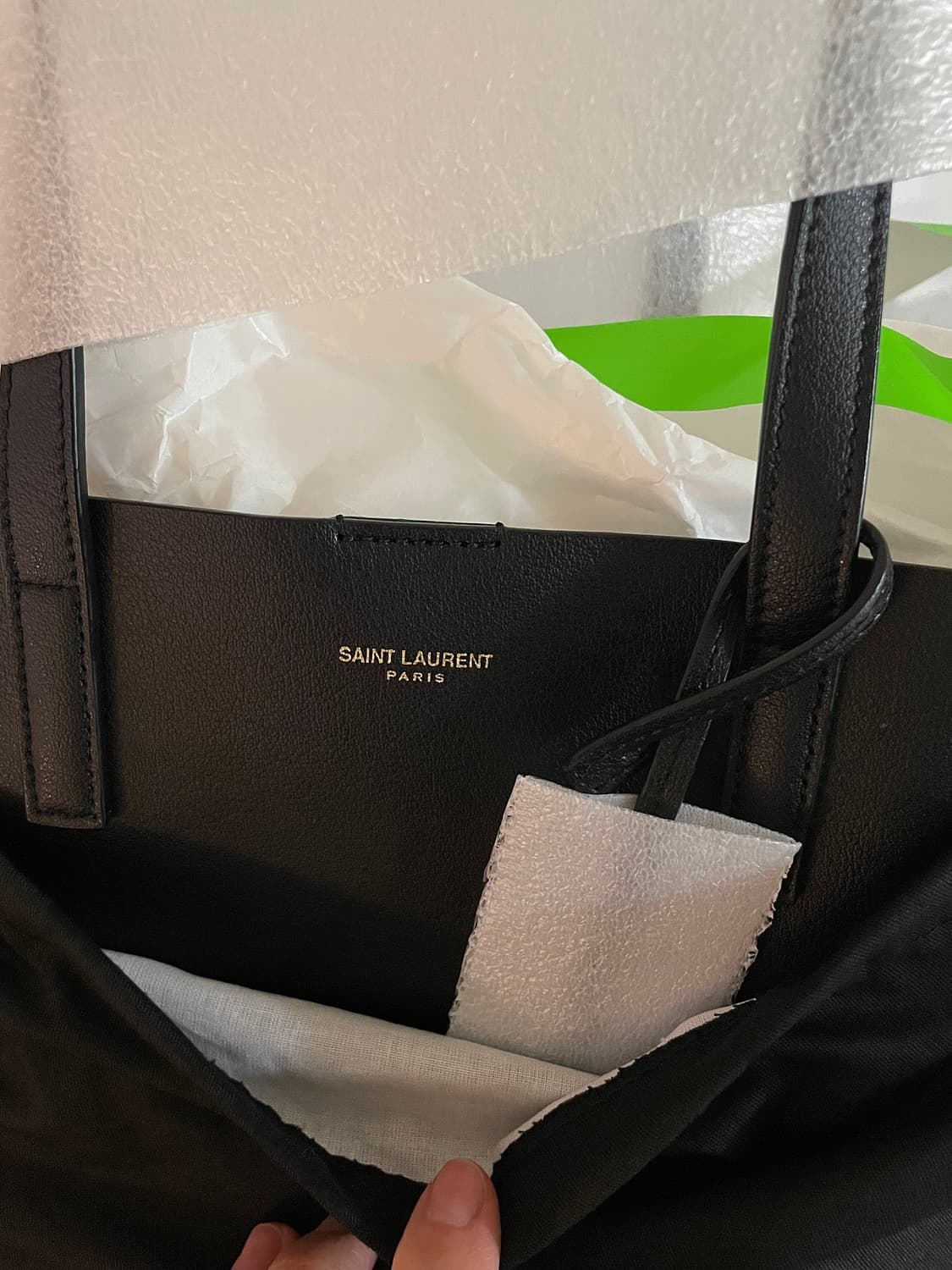 생로랑 서플 레더 토이 쇼핑백 블랙 상품이미지1