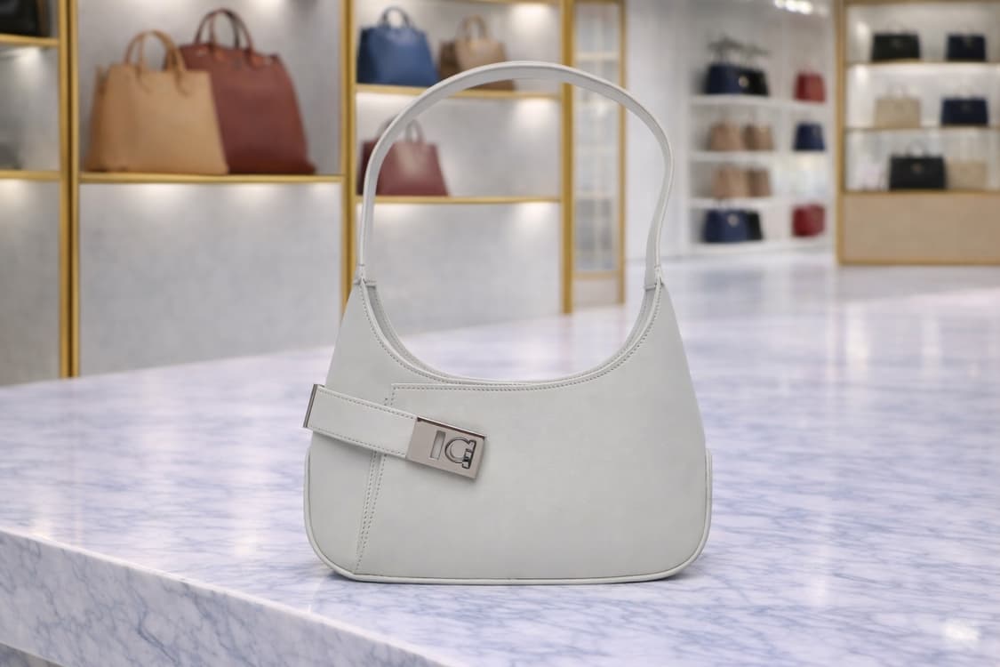 [S급] 페라가모 간치니 버클 호보백 판매합니다!!! 상품이미지1