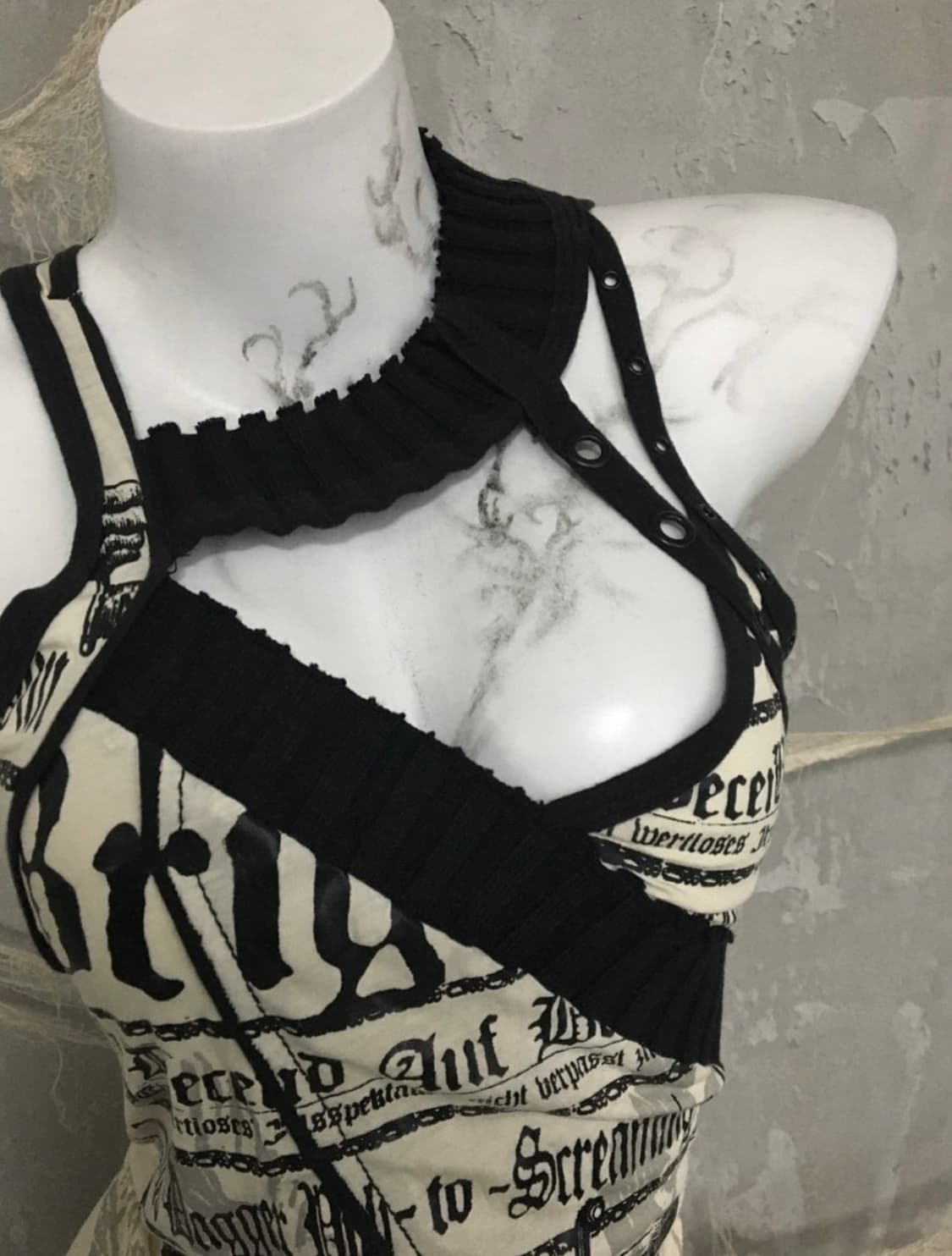 Salvage Neck Detail Lettering Top 상품이미지3