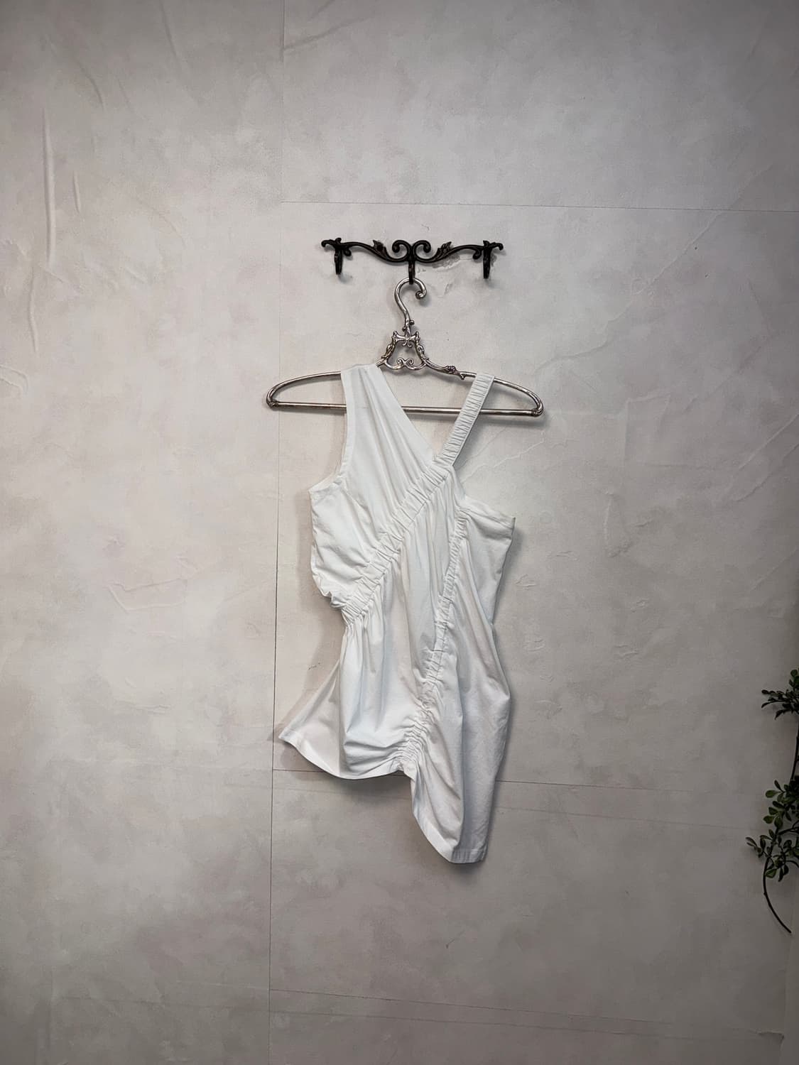 White unbalance draped shirring 슬리브리스 상품이미지1