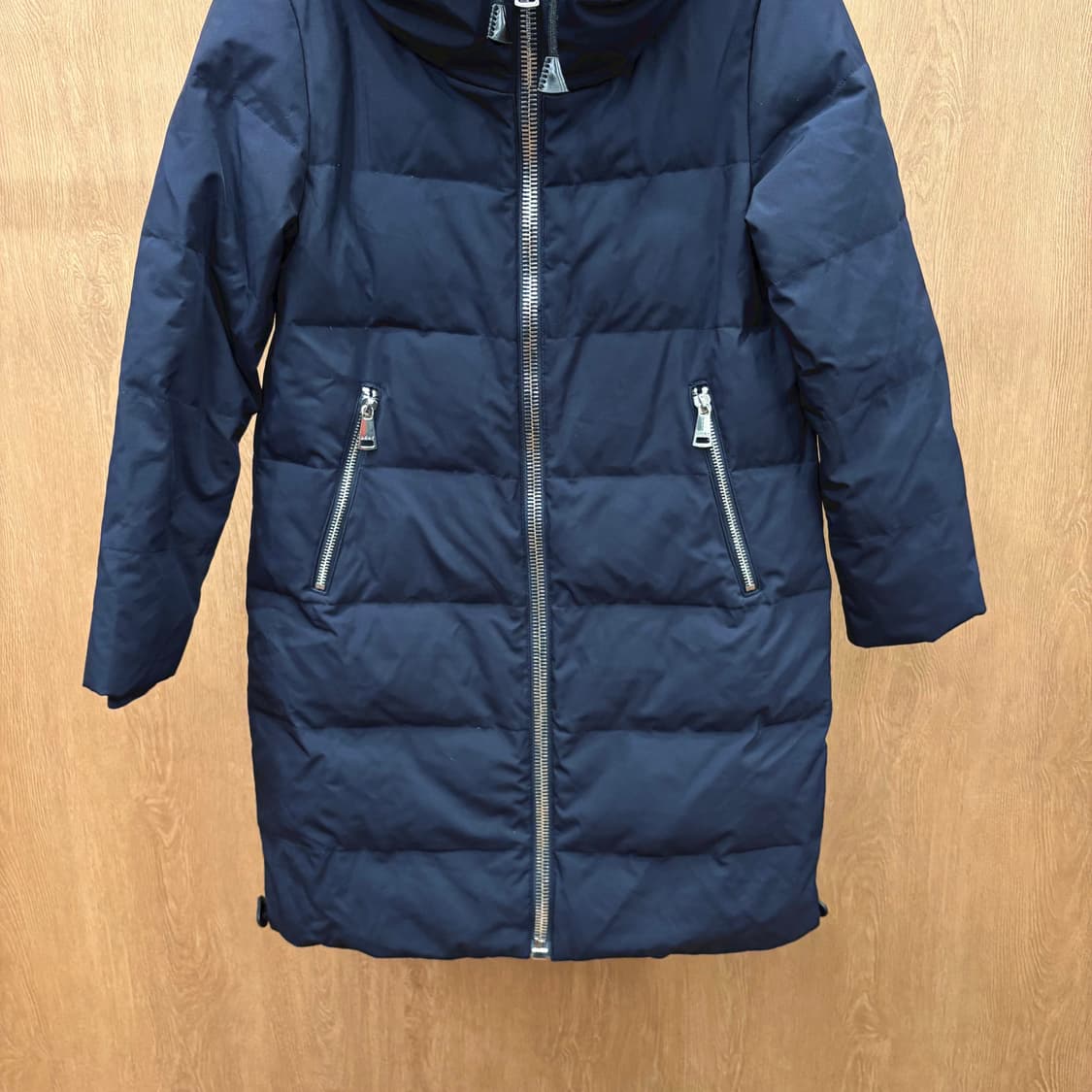 도나카란 뉴욕 롱 패딩 코트 후드 하이넥 밑단 스크링 디테일 다크 네이비 상품이미지5