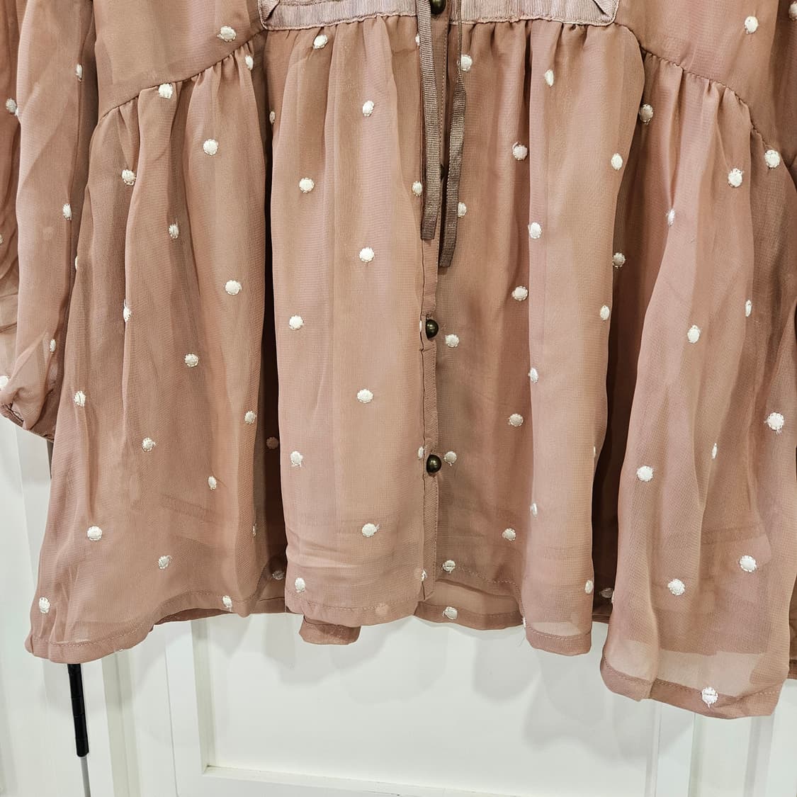 엑시즈팜 도트 쉬폰 블라우스 (초코무드) 상품이미지4