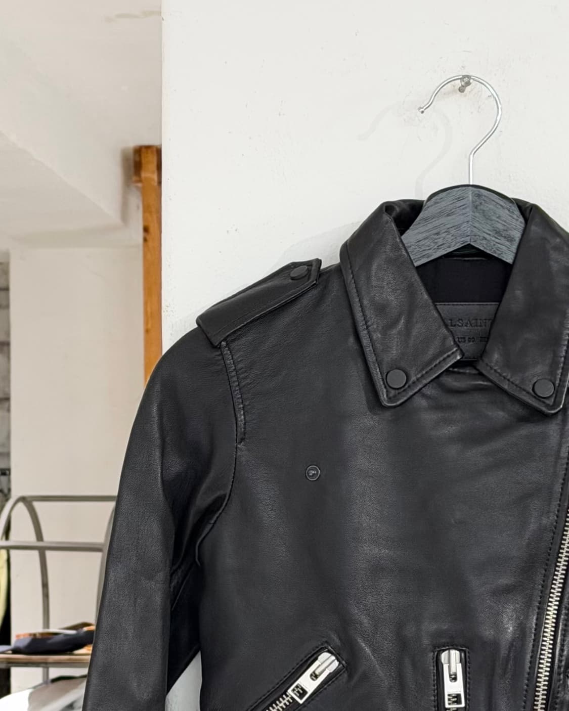 올세인츠 블랙 쉽스킨 레더 바이커 자켓 상품이미지2