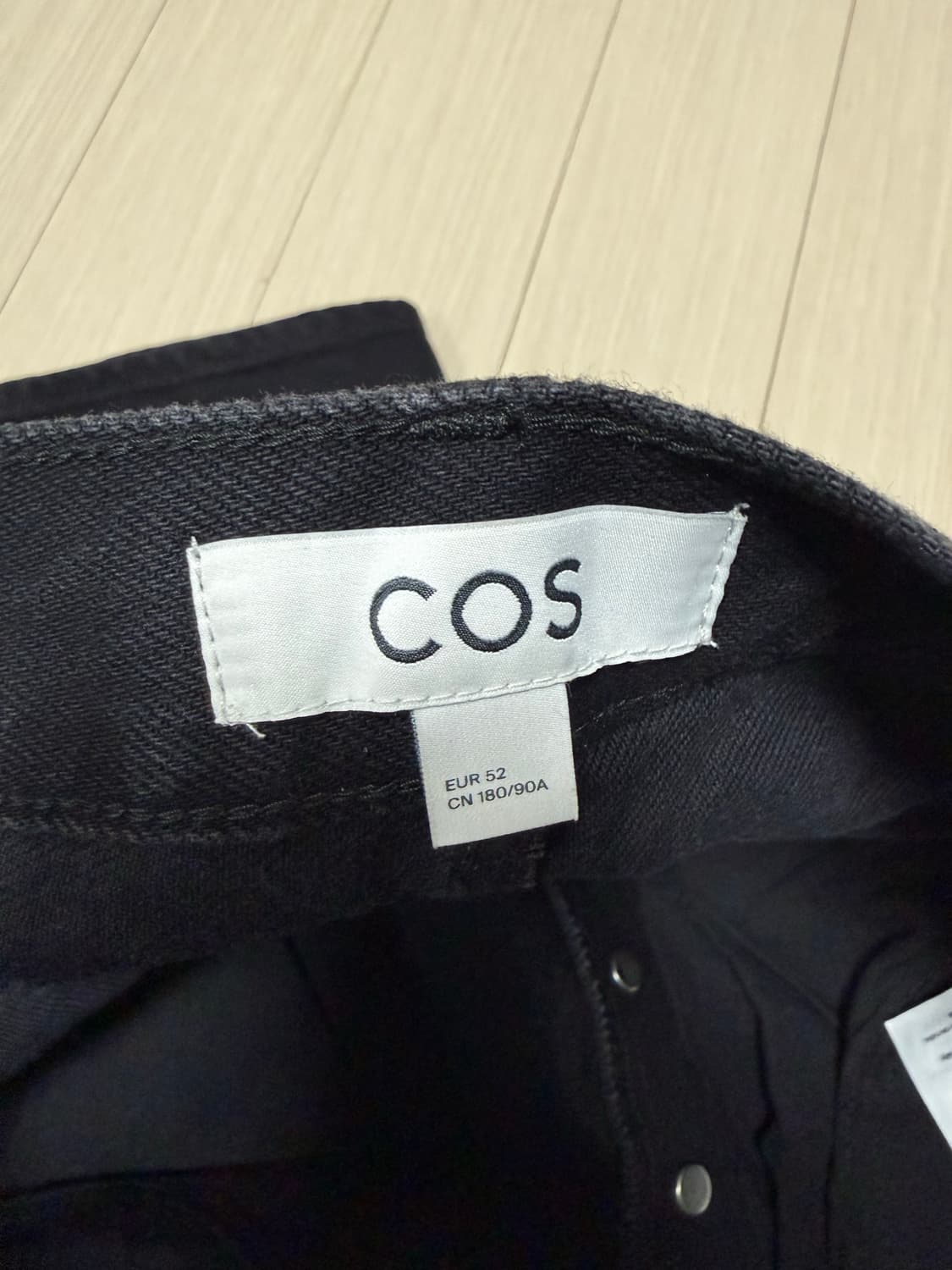 COS 코스 남성 릴랙스드 와이드 레그 진 블랙 52 사이즈 상품이미지4