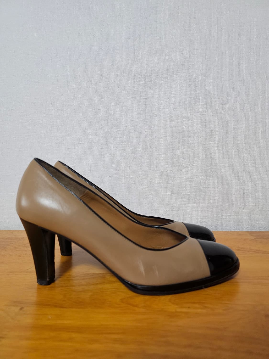 [신발정리] 페라가모 클래식 배색 펌프스 (6.5B / 235)

살바토 상품이미지4