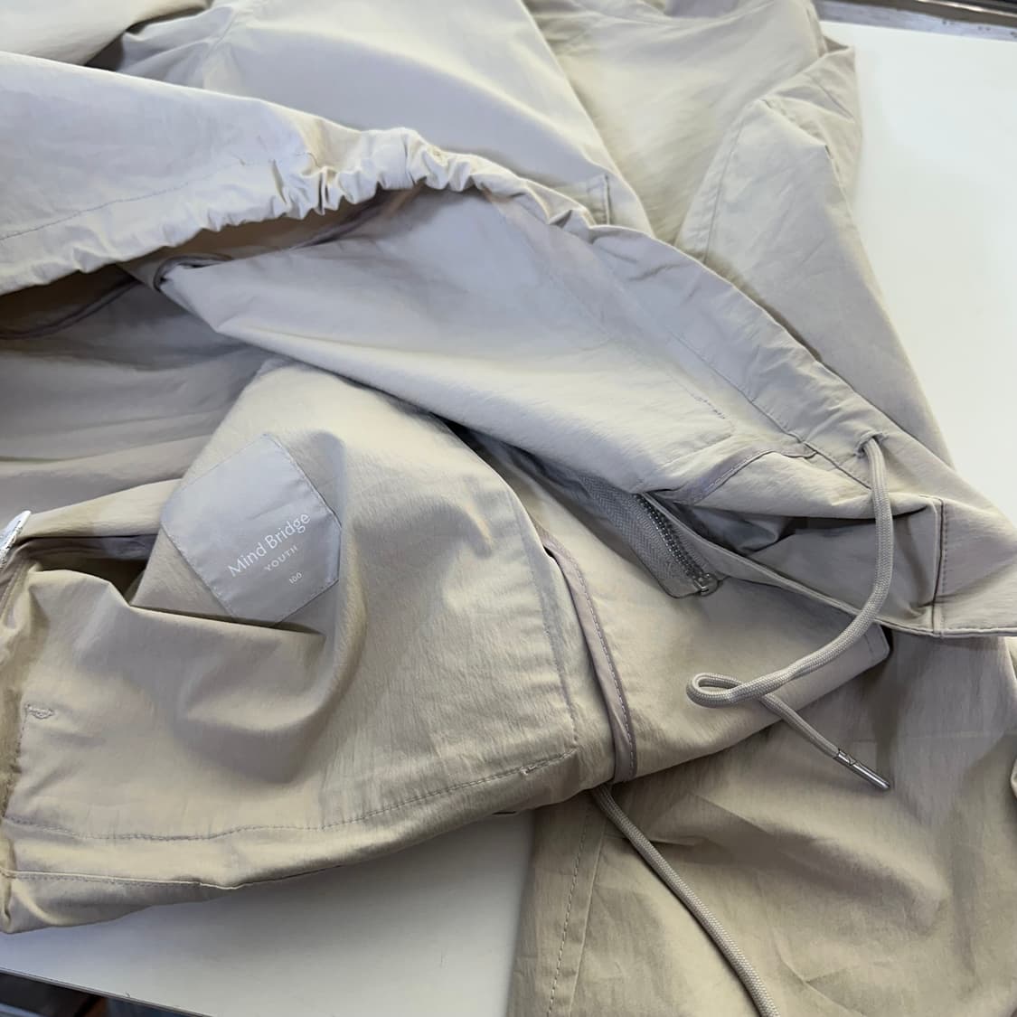 L 100 마인드브릿지 오버핏 밑단스트링 라이트베이지 나일론자켓 상품이미지5