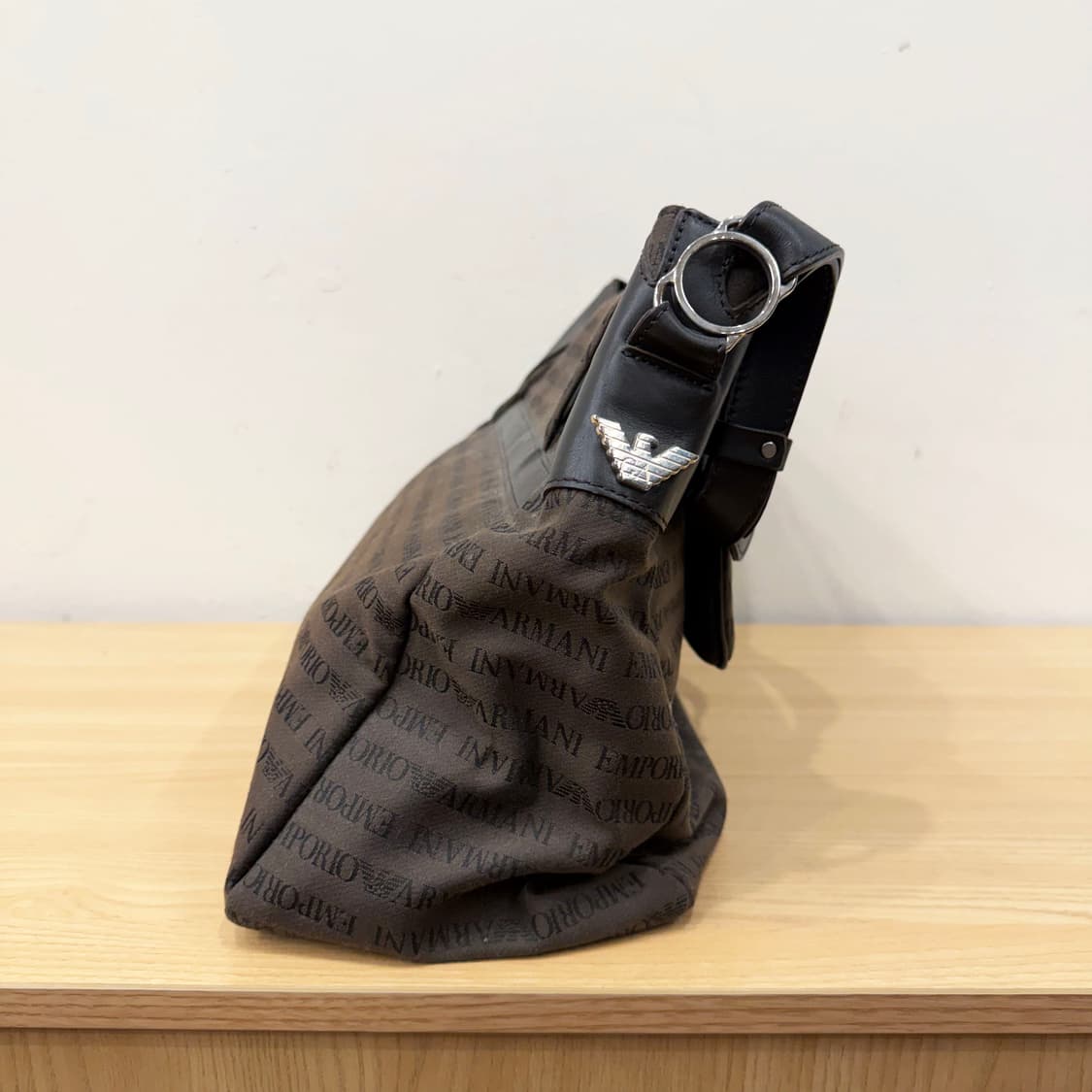 엠포리오 아르마니 캔버스 숄더백 로고 자카드 패턴 디테일 브라운 상품이미지3