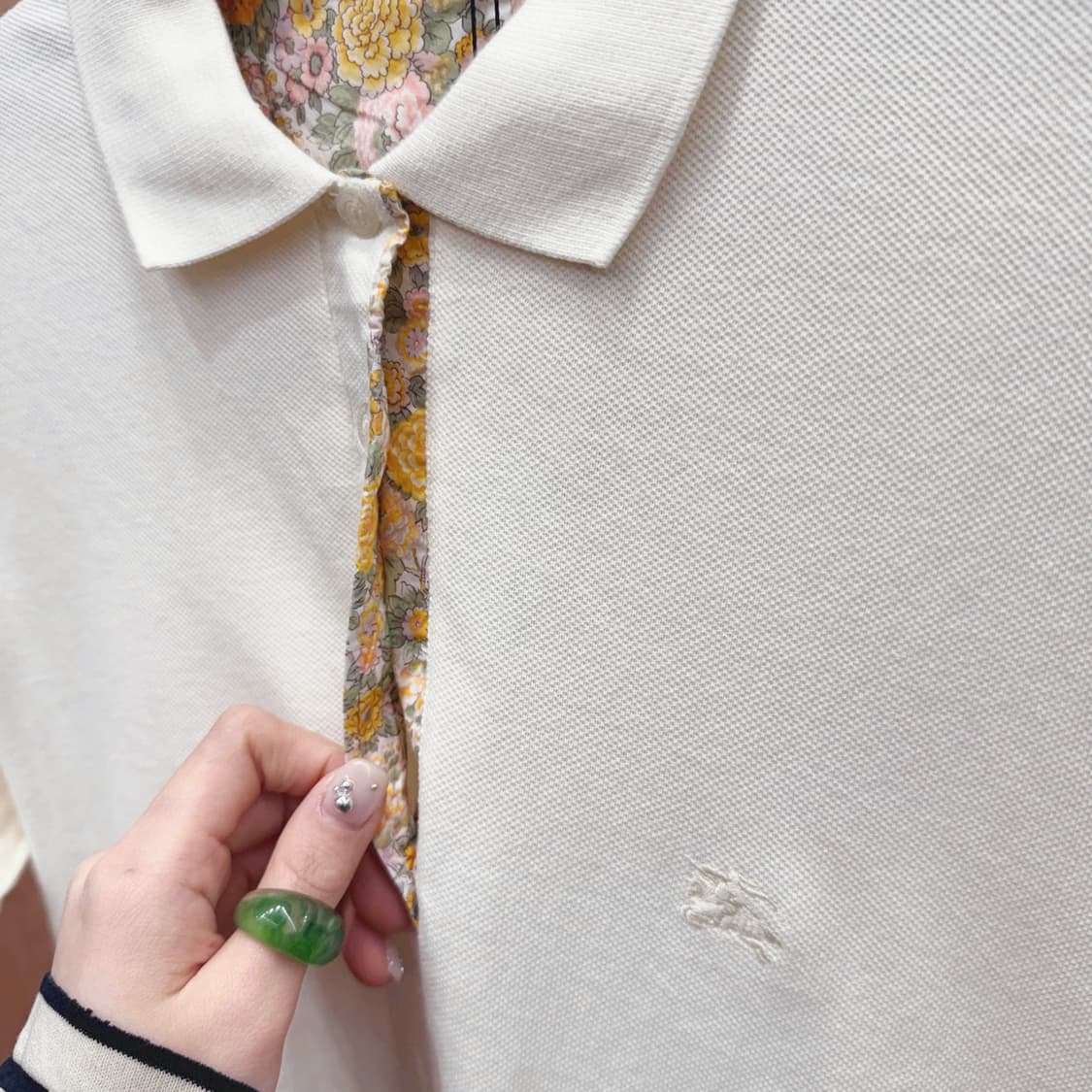 버버리 90'S 클래식 카라 반팔 티셔츠 플로럴 체크 디테일 아이보리 상품이미지6