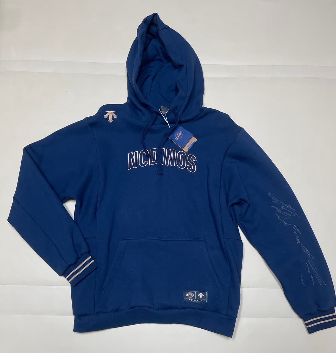 새상품)데상트 2024 어센틱 NC 다이노스 선수단 싸인 기모후드티 상품이미지1