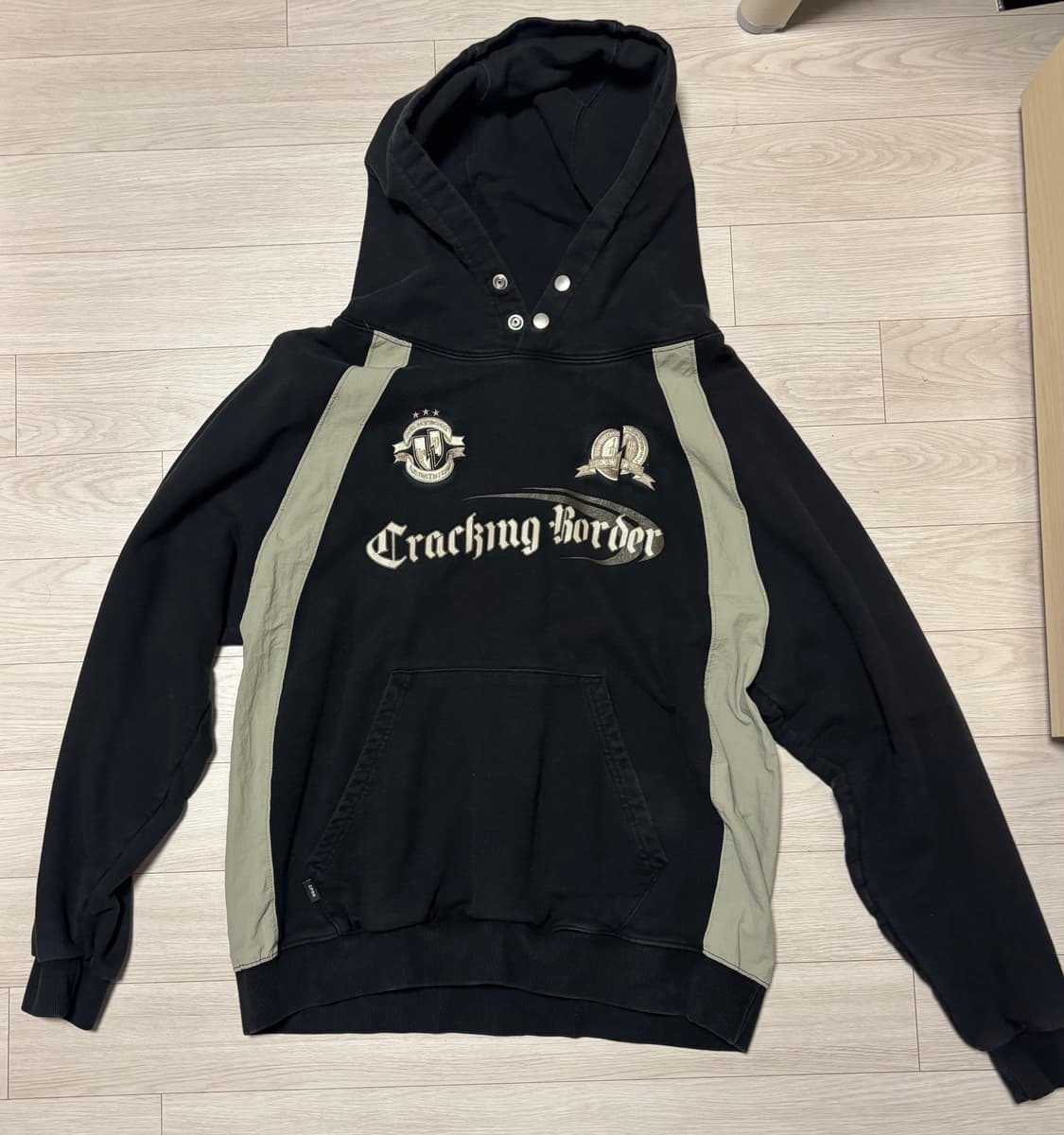 꼼파뇨 크래킹 스냅 레글런 후드티 블랙 상품이미지3