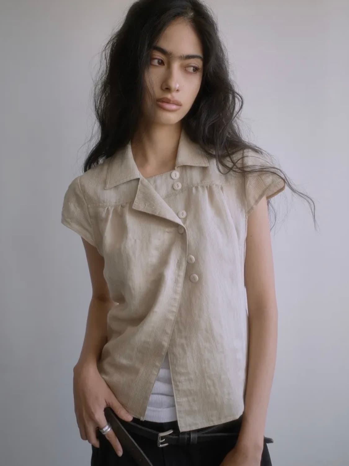 포르테나 WRAP BUTTON CAP SLEEVE BLOUSE 상품이미지1