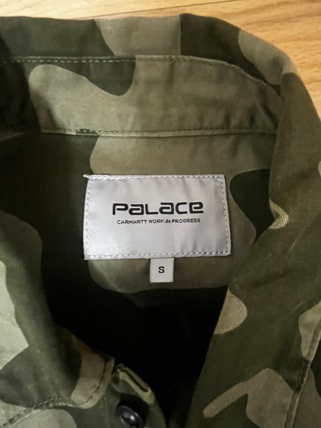 팔라스 x 칼하트 WIP 셔츠 그린 카모 상품이미지2