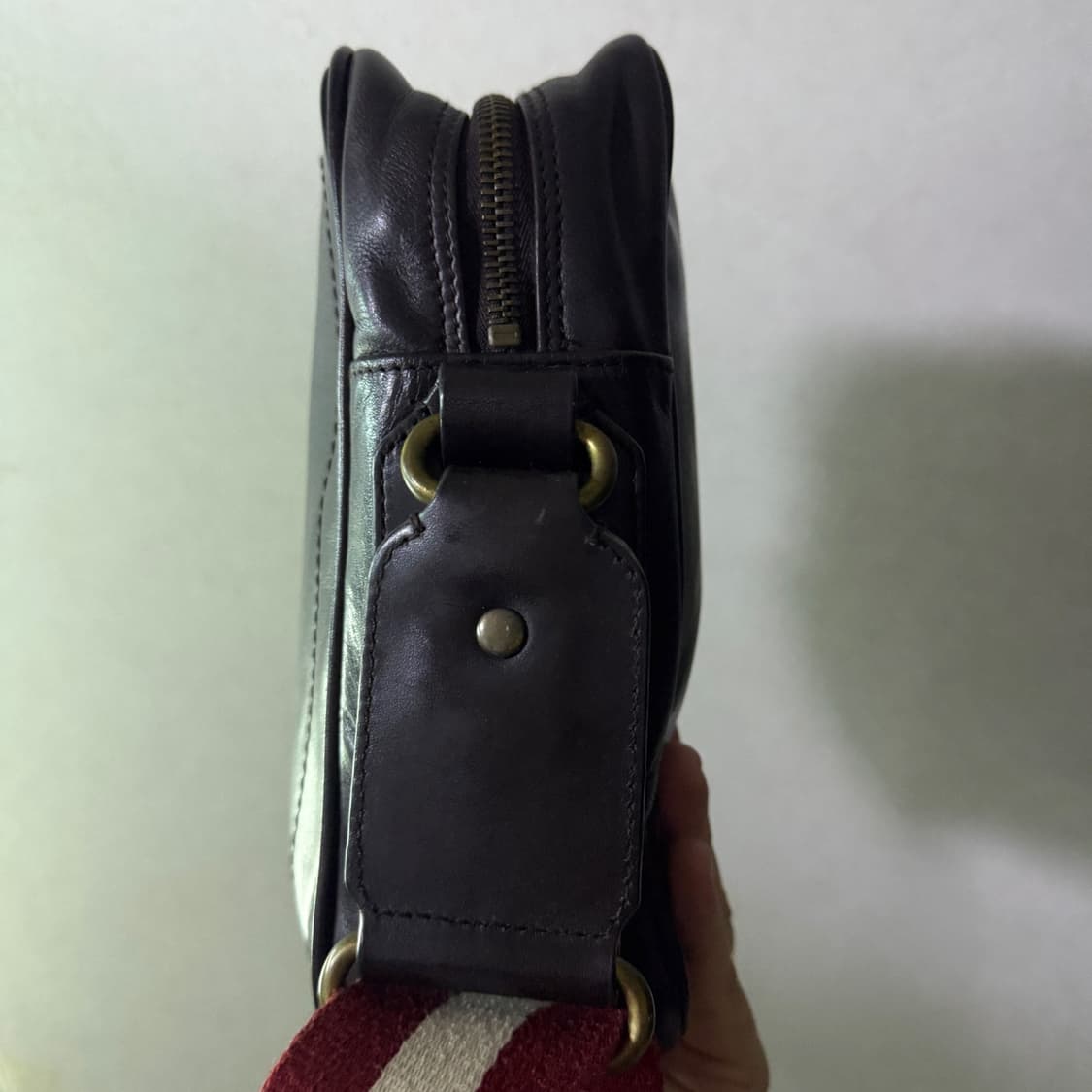 발리 남성 미니 크로스백 다크브라운 상품이미지3