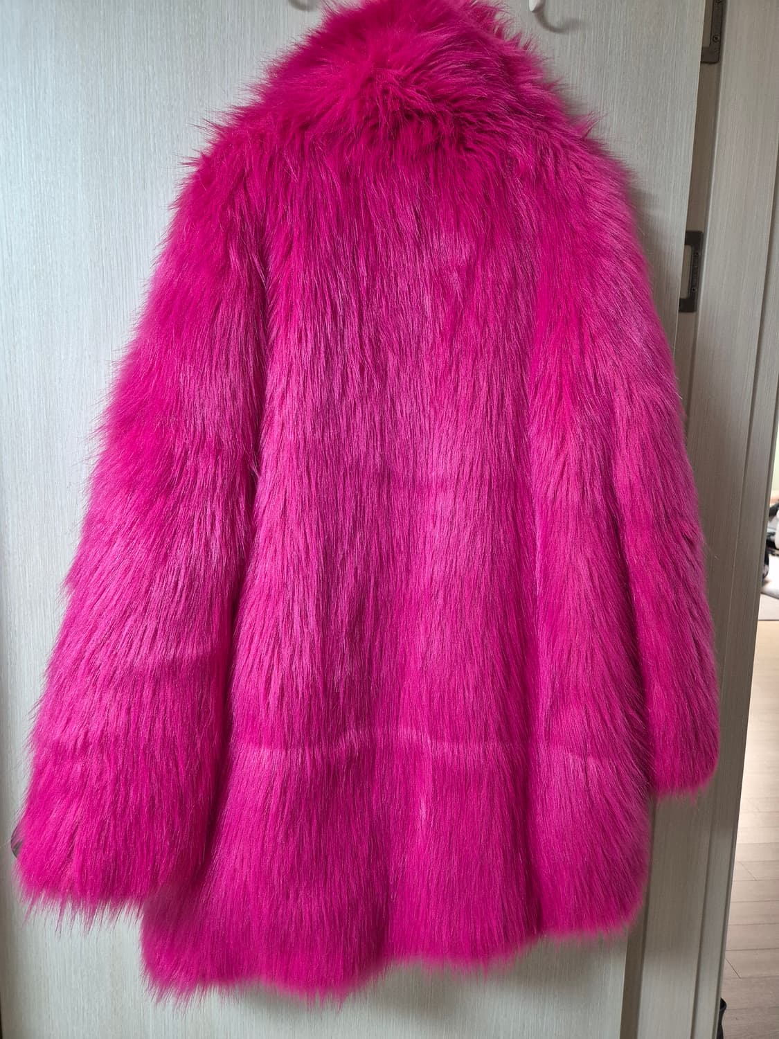 (새제품) MCM 엠씨엠 핫핑크  에코퍼 자켓 털코트 상품이미지3