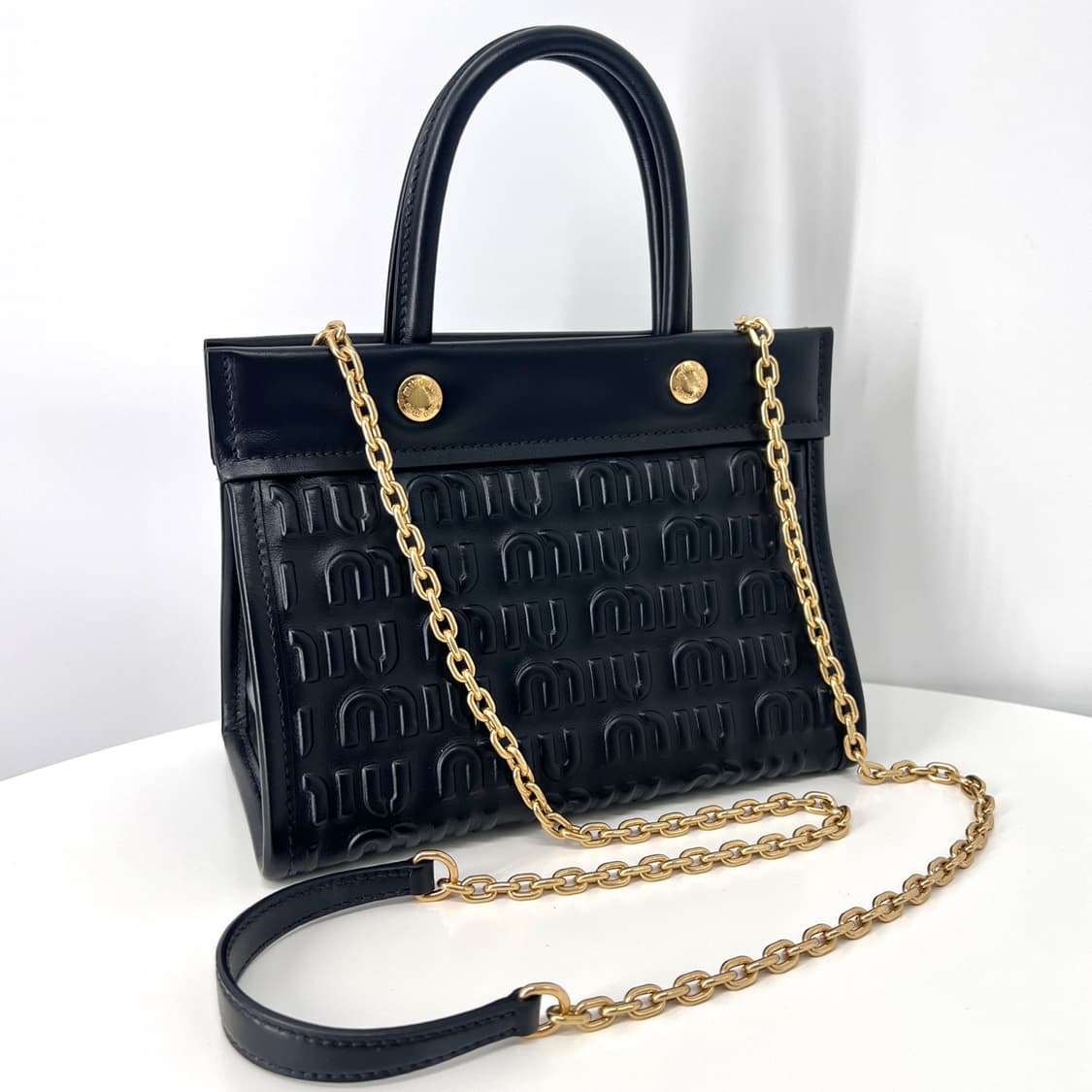 미우미우 엠보싱 로고 레더 토트백 & 숄더백 블랙 (5BA243) 상품이미지4