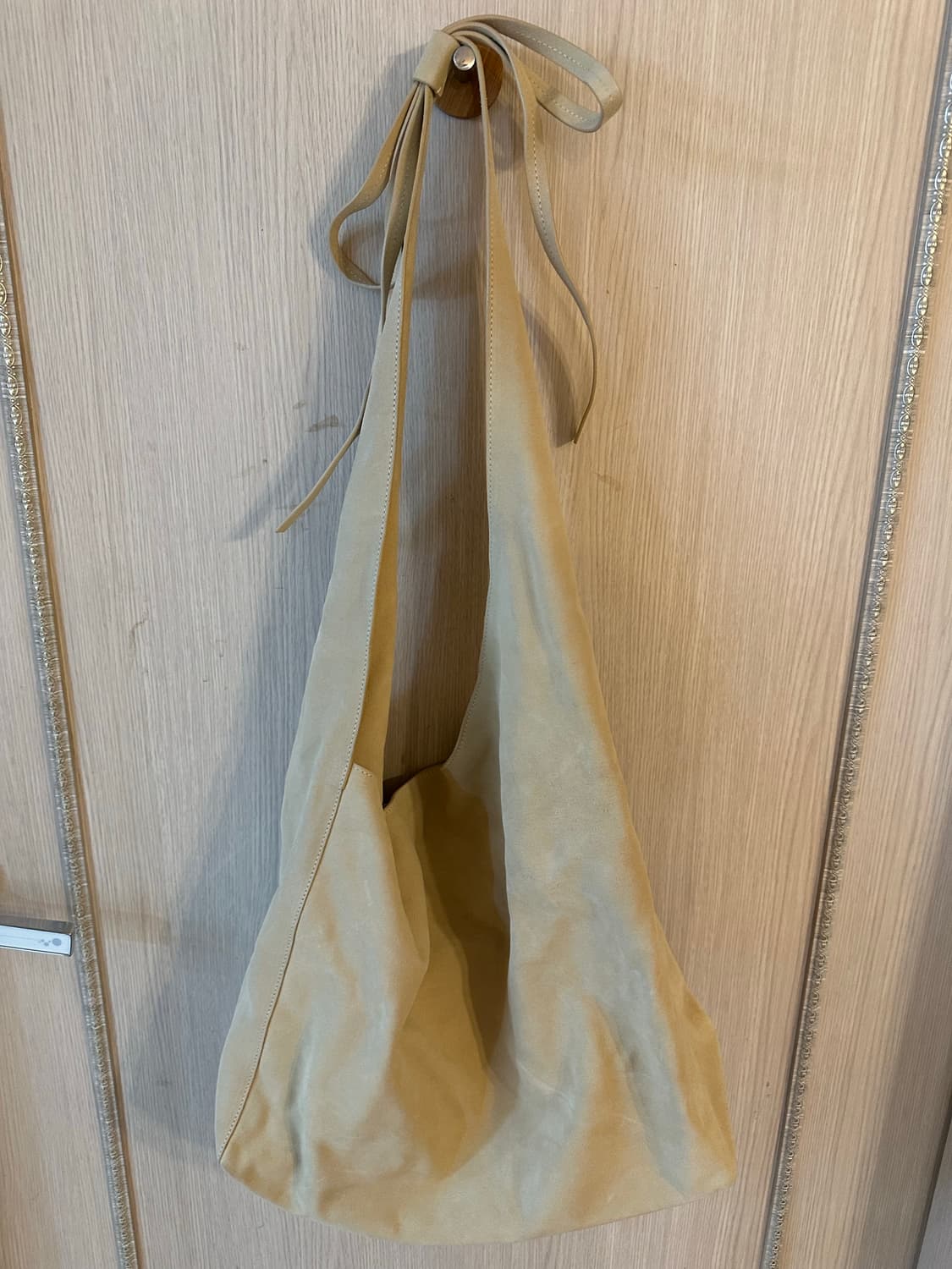 리포메이션 오버사이즈드 비토리아 토트 스웨이드 백 XL 새상품 상품이미지5